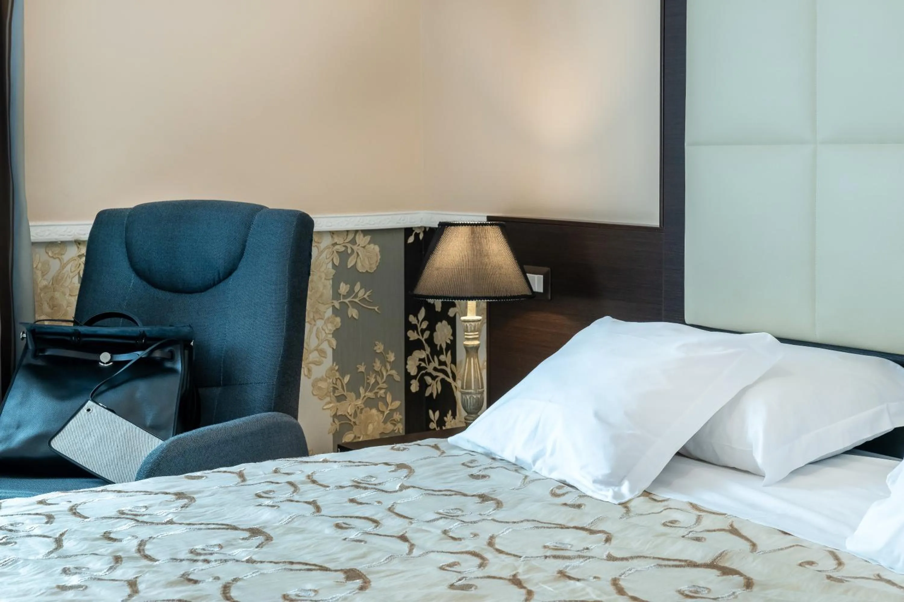 Bed in Hotel De La Ville Relais