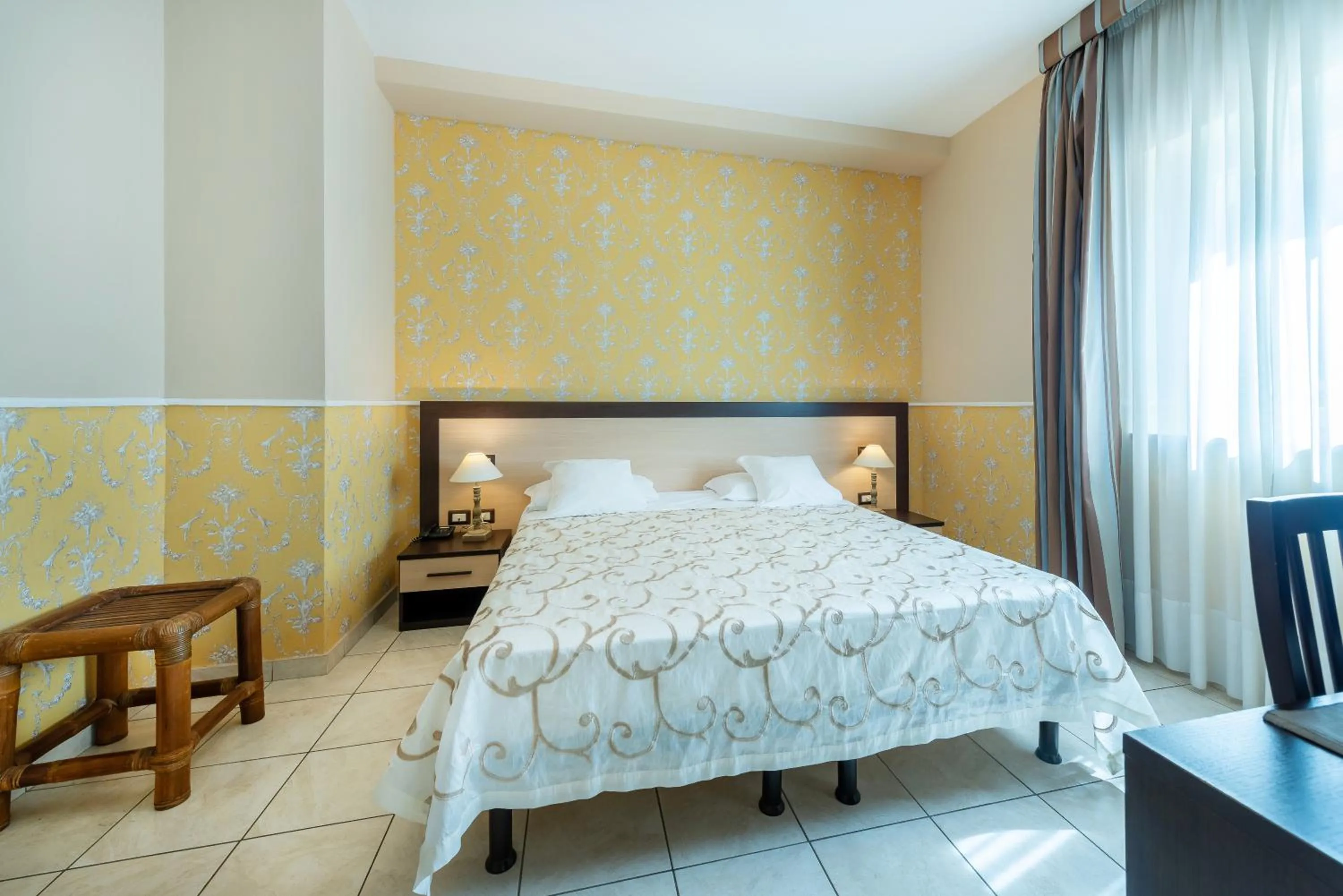 Bed in Hotel De La Ville Relais