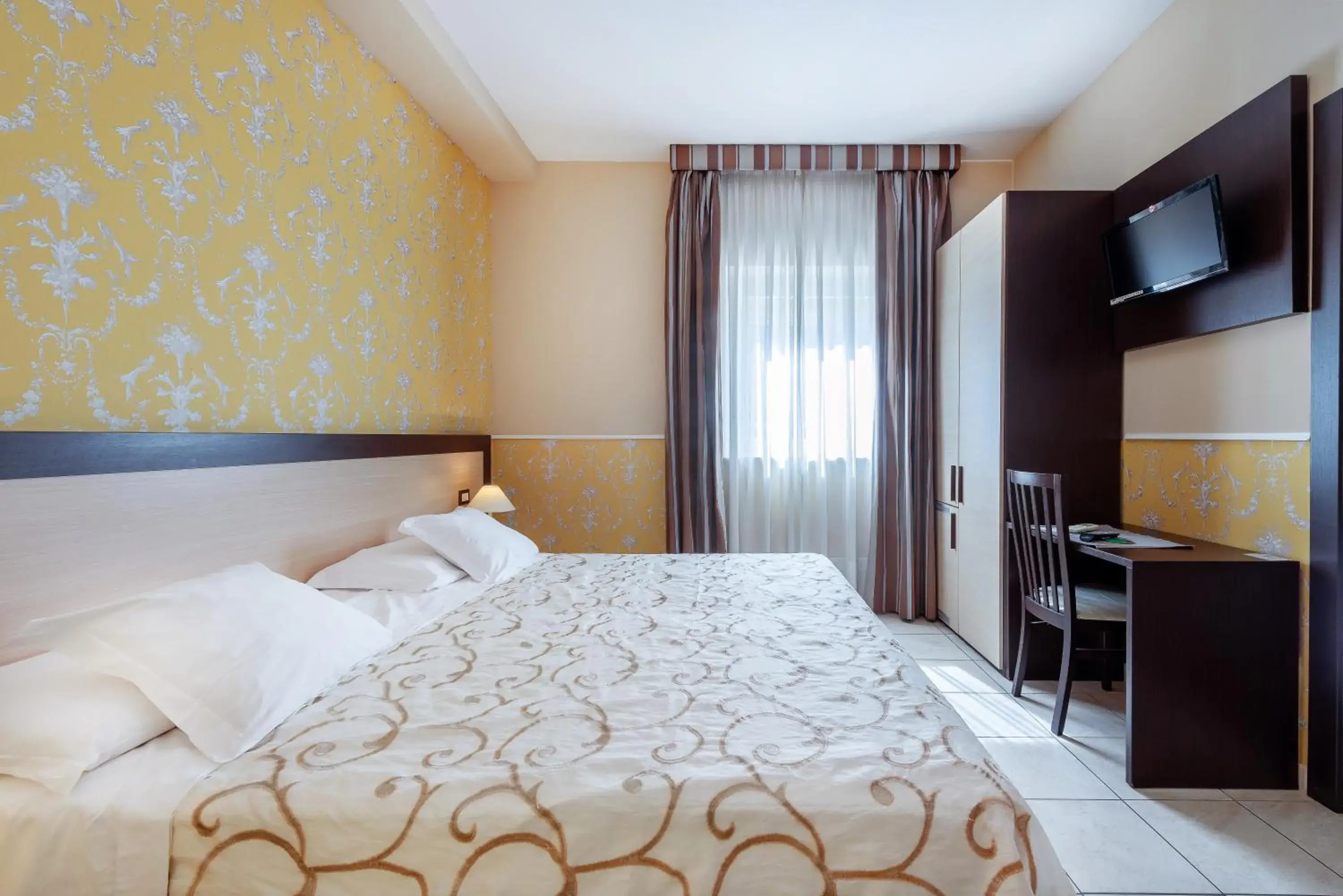 Superior Double Room in Hotel De La Ville Relais Superior Double Room in Hotel De La Ville Relais