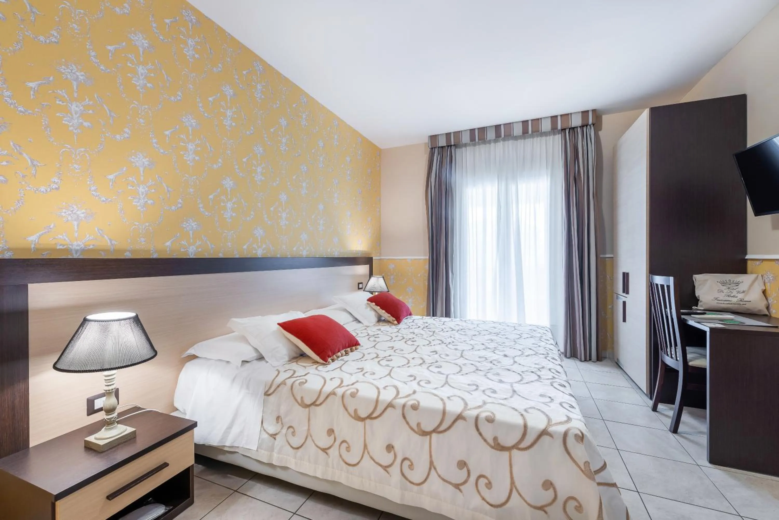 Bed in Hotel De La Ville Relais