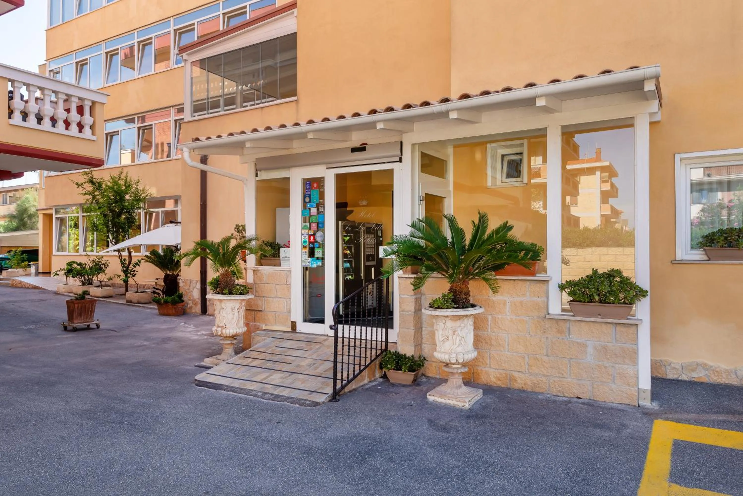 Facade/entrance in Hotel De La Ville Relais