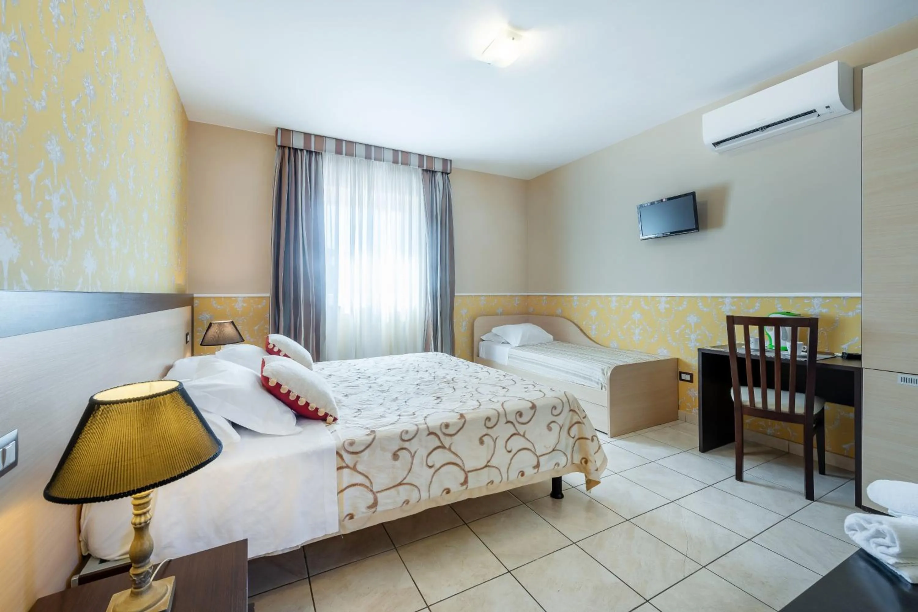 Bed in Hotel De La Ville Relais