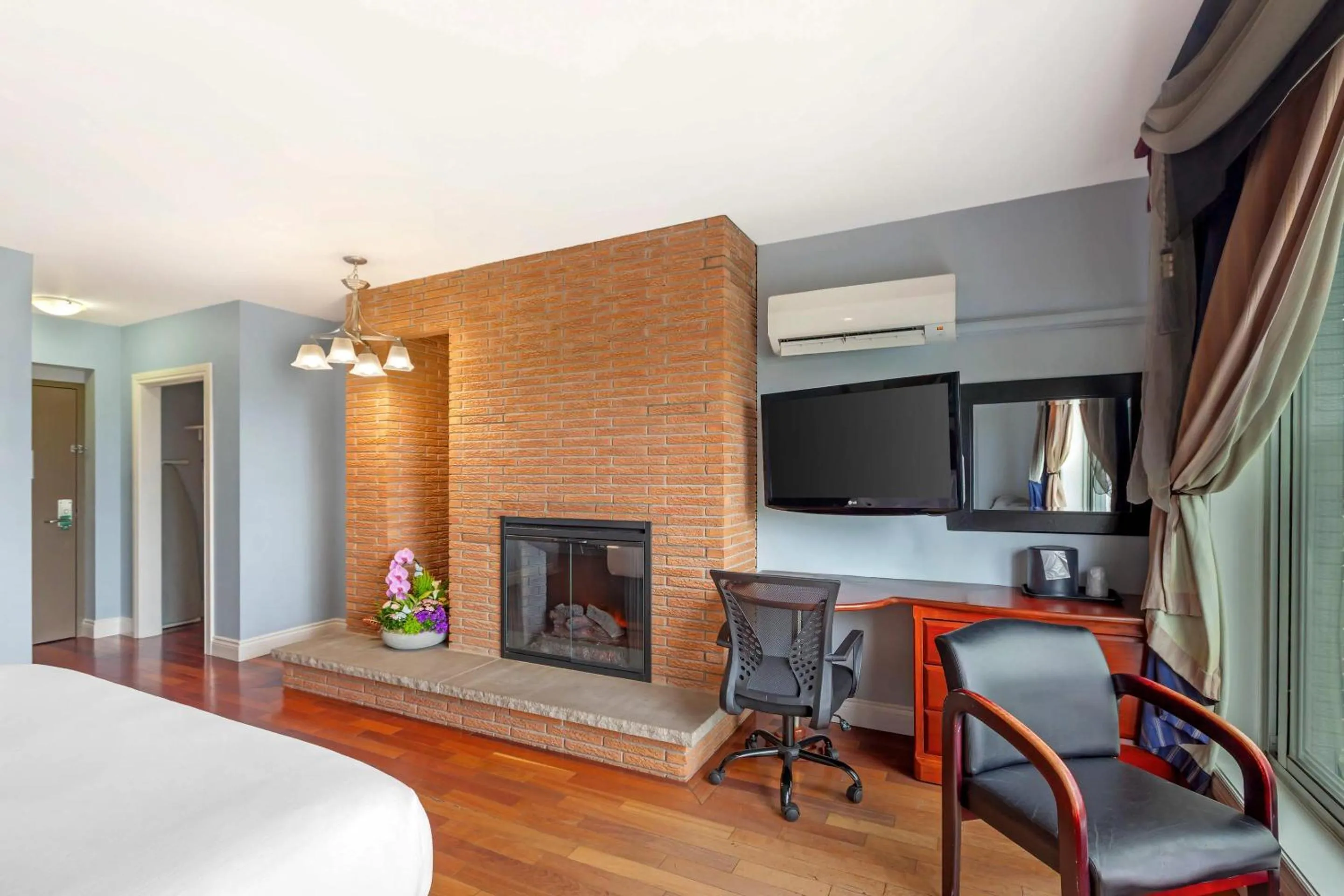 Bedroom, Bed in Quality Hotel Fallsview Cascade