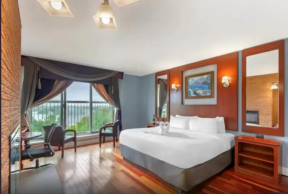 Superior King Room in Quality Hotel Fallsview Cascade Superior King Room in Quality Hotel Fallsview Cascade