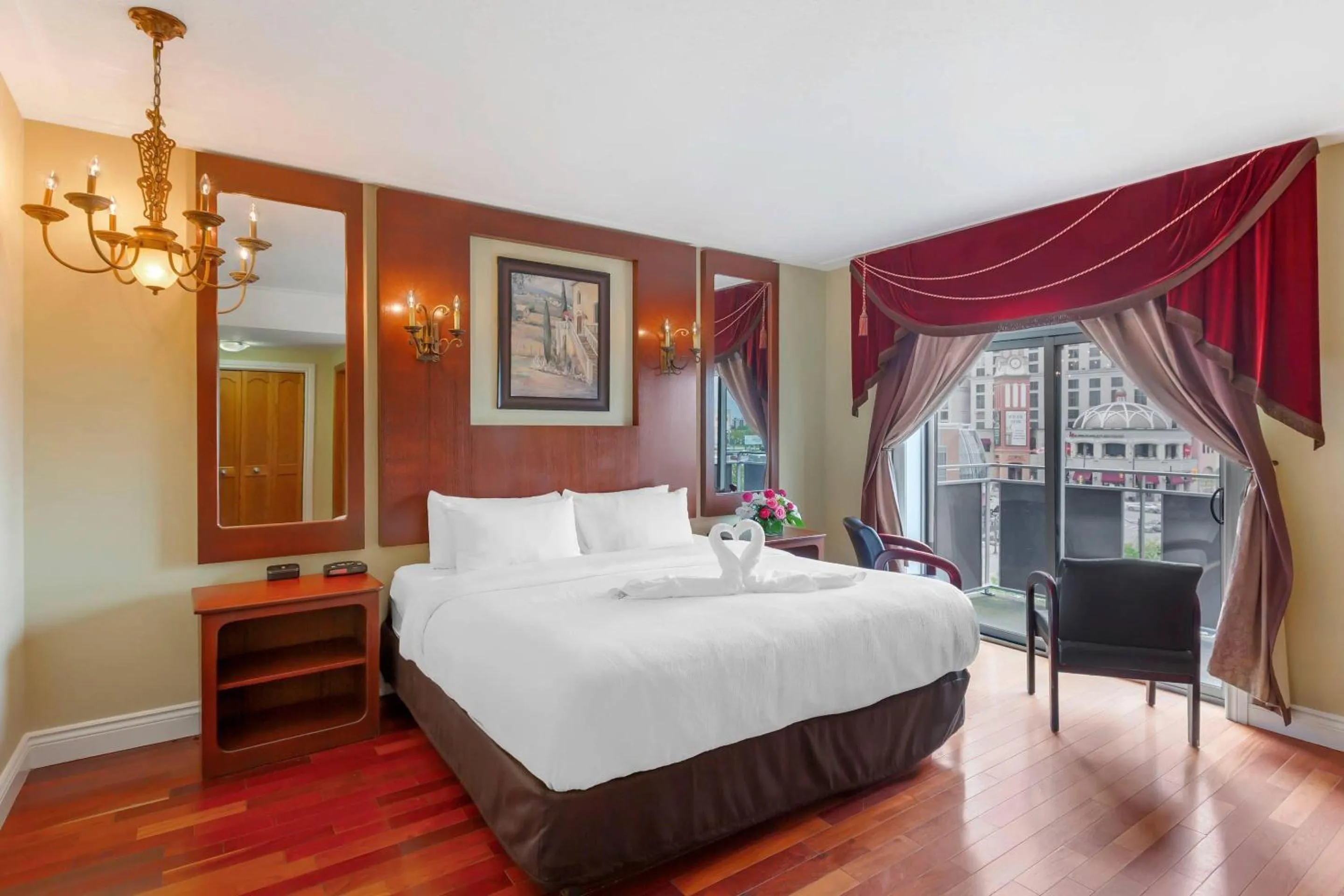 Bedroom, Bed in Quality Hotel Fallsview Cascade