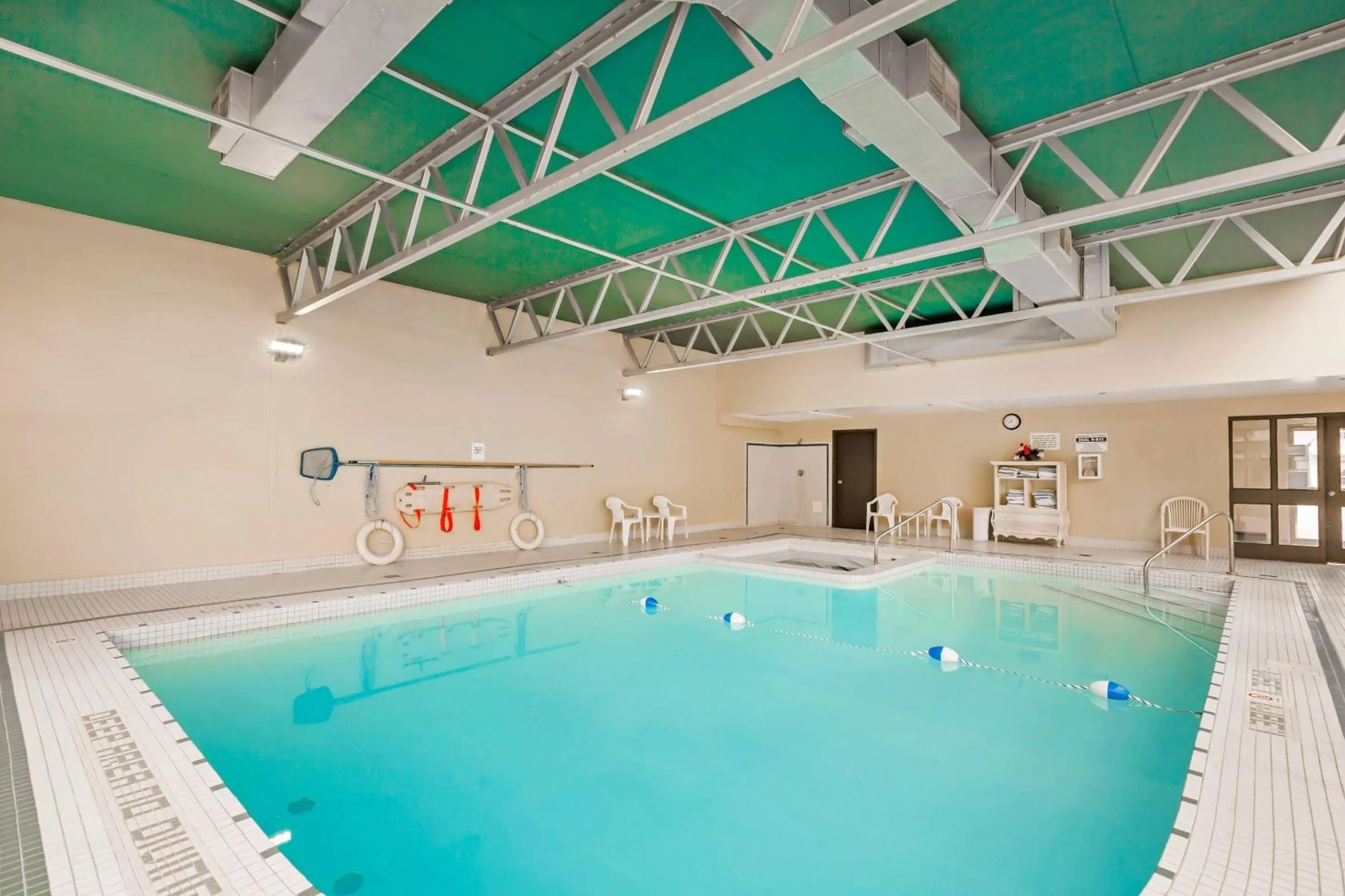 Swimming pool in Quality Hotel Fallsview Cascade
