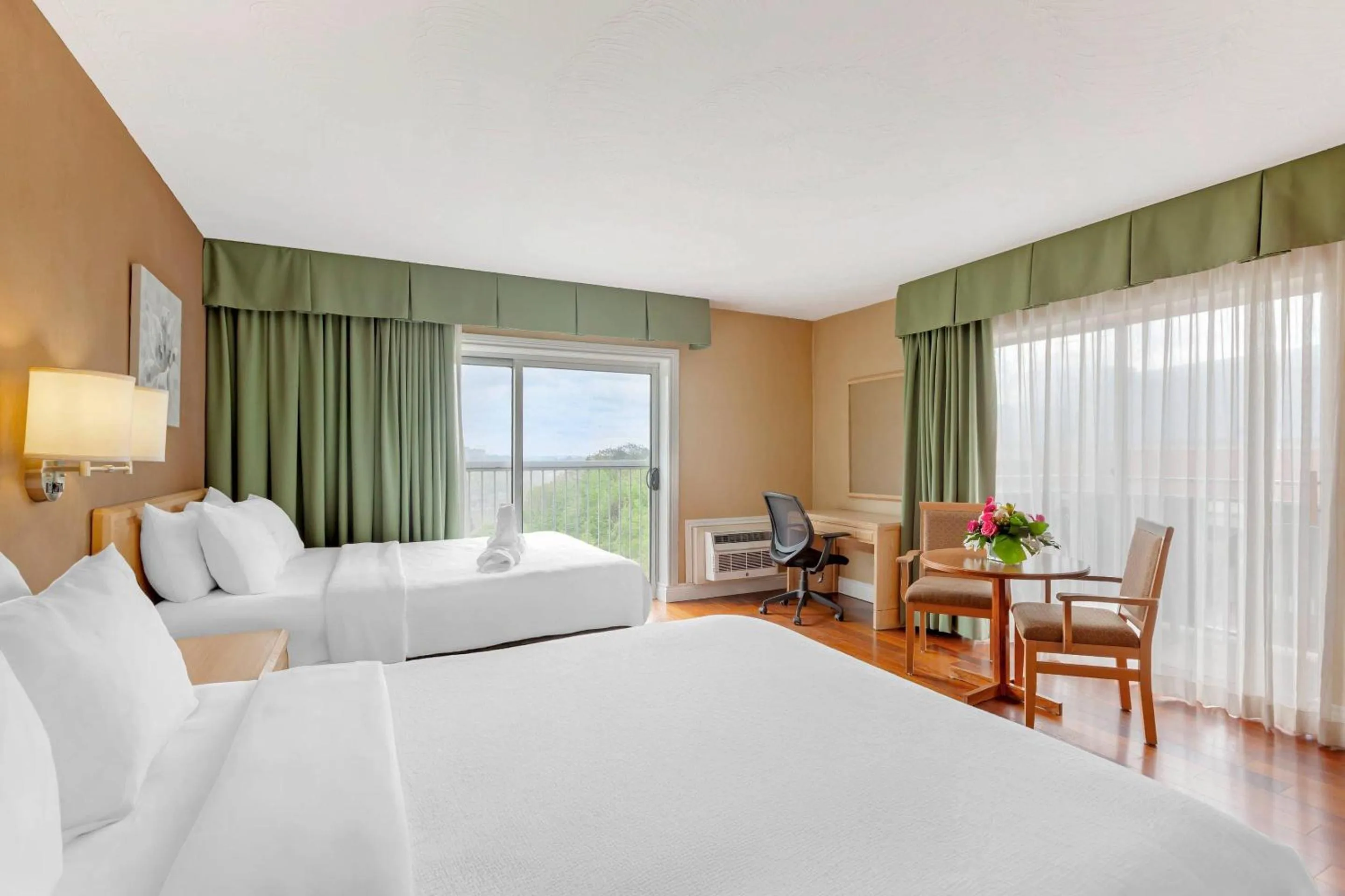 Bedroom, Bed in Quality Hotel Fallsview Cascade