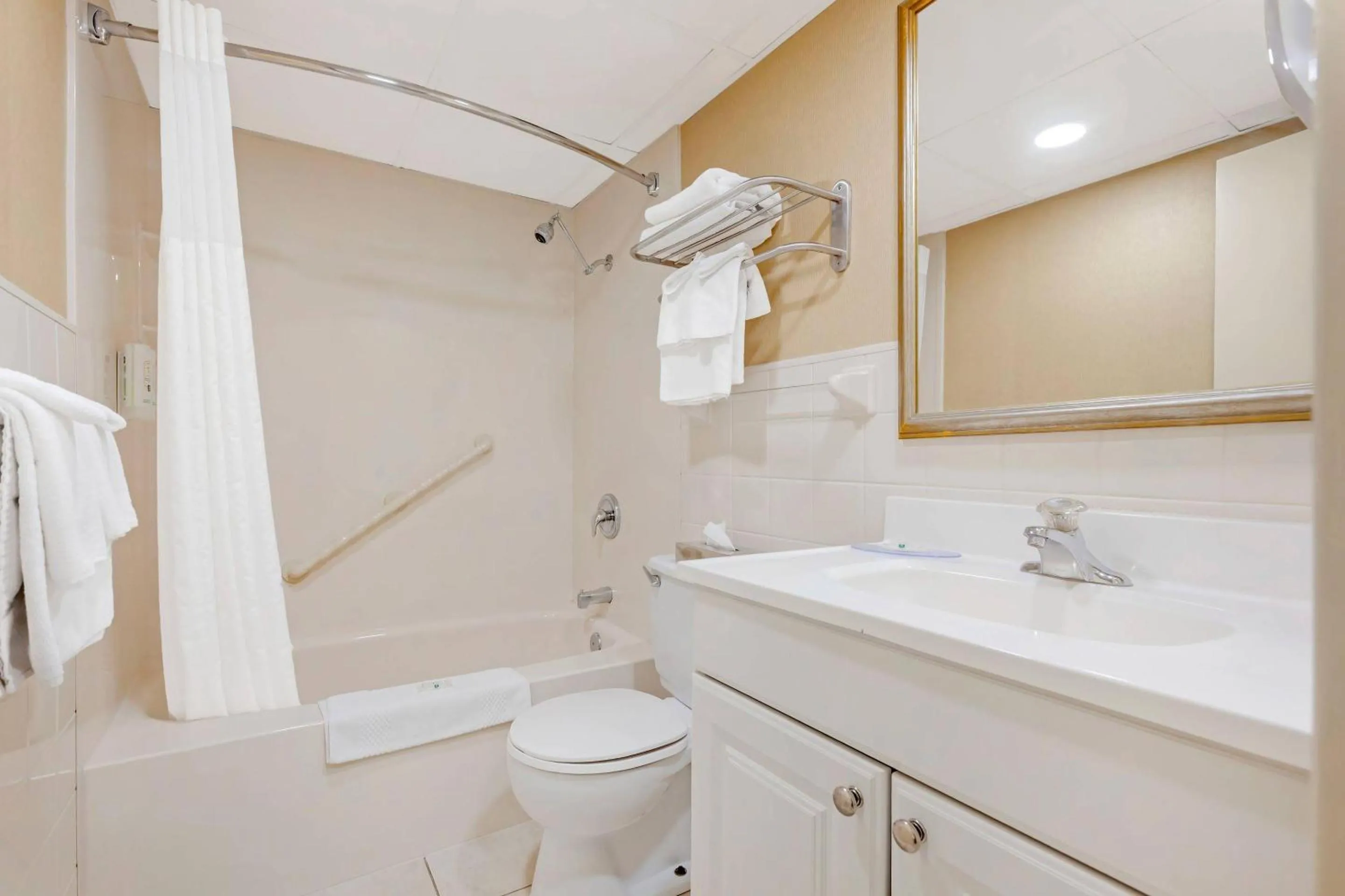 Bedroom in Quality Hotel Fallsview Cascade