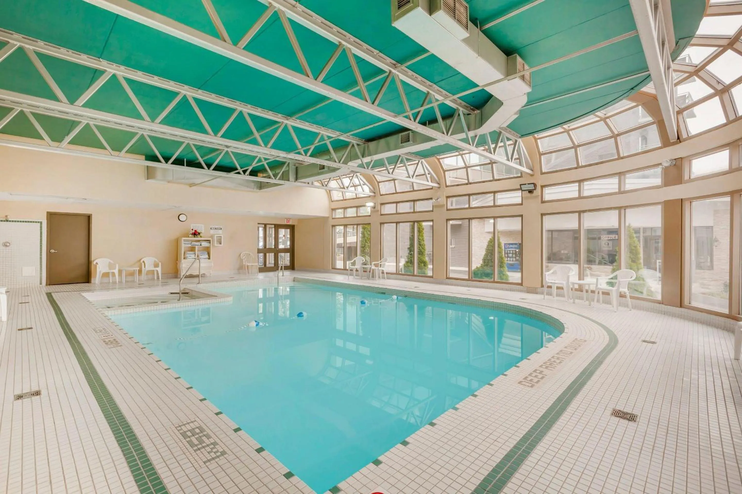 Swimming pool in Quality Hotel Fallsview Cascade