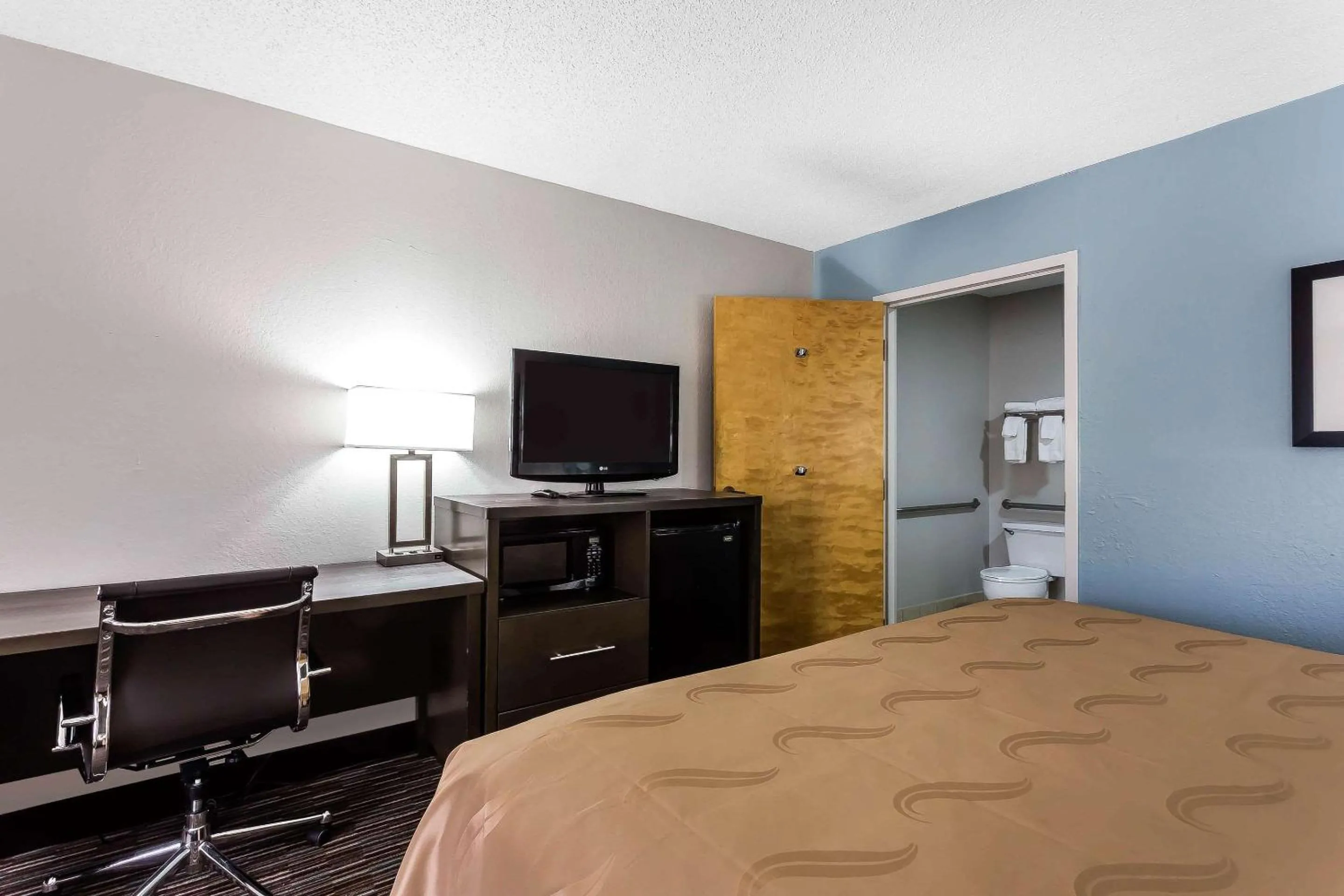 Photo of the whole room, Bed in Quality Inn & Suites Mooresville-Lake Norman