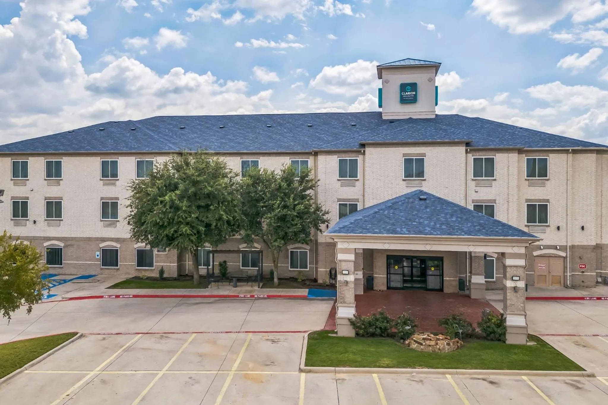 Property building in Clarion Inn & Suites Weatherford South