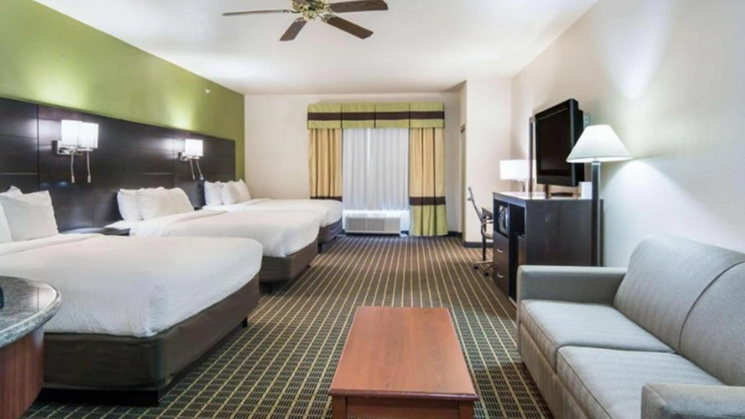 Bed in Clarion Inn & Suites Weatherford South