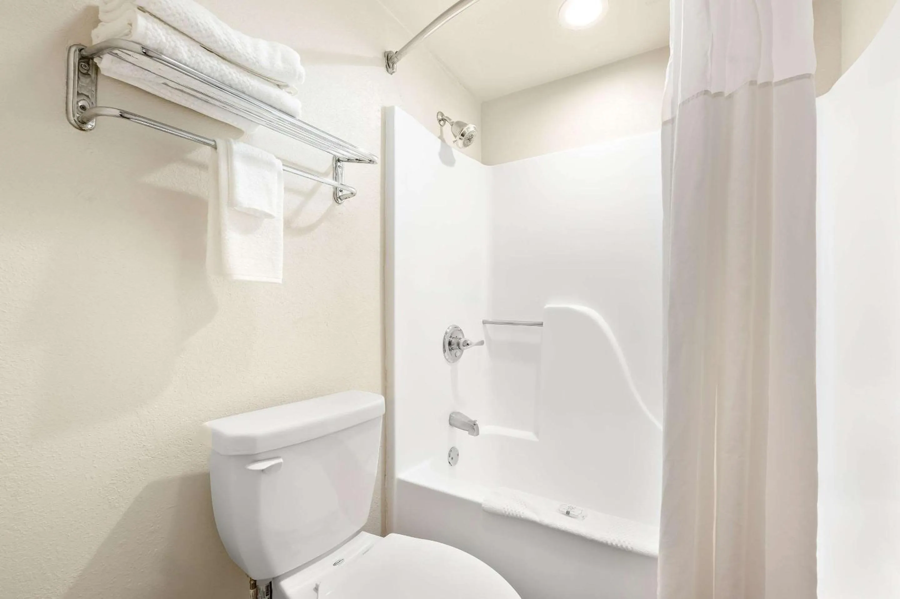 Bedroom in Quality Inn Pelham I-65 exit 246