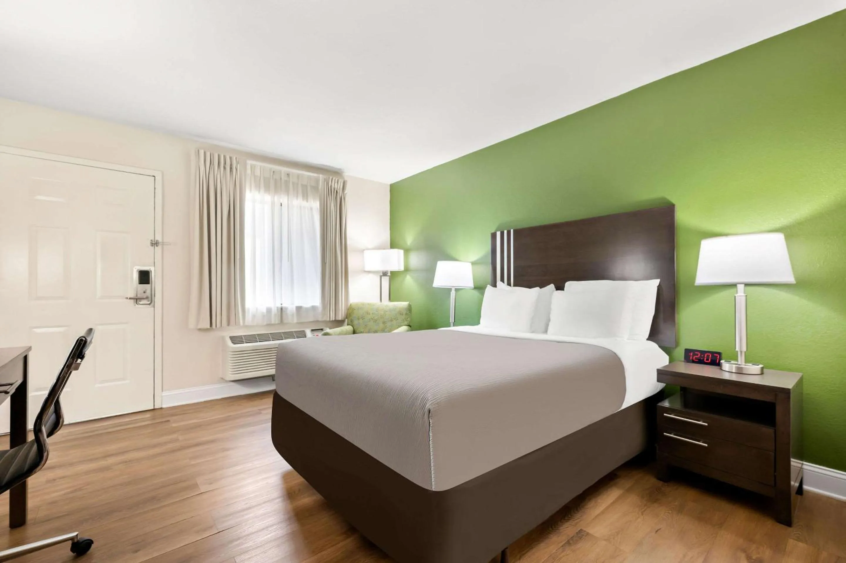 Bedroom, Bed in Quality Inn Pelham I-65 exit 246