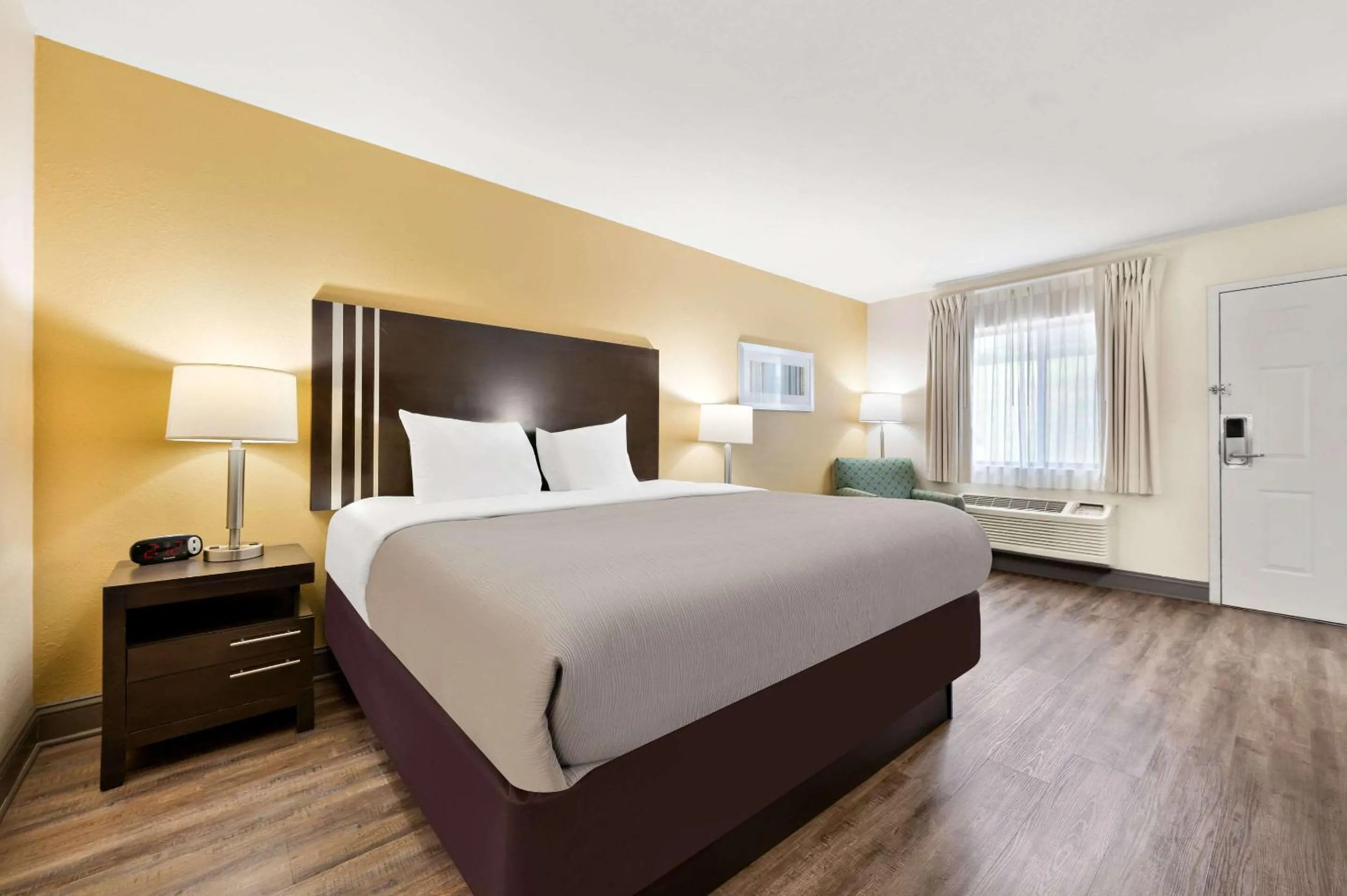 Bedroom, Bed in Quality Inn Pelham I-65 exit 246