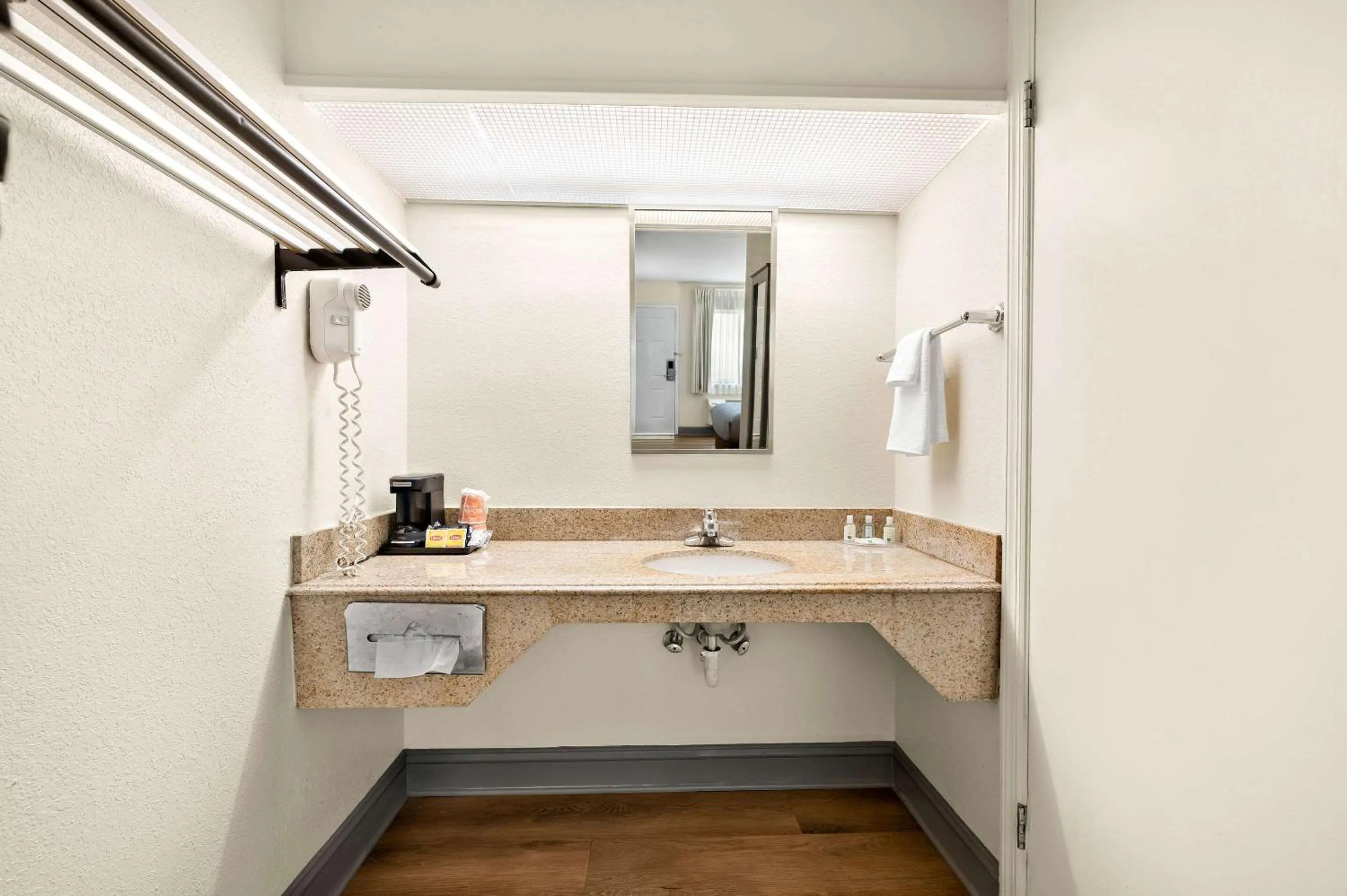 Bedroom in Quality Inn Pelham I-65 exit 246