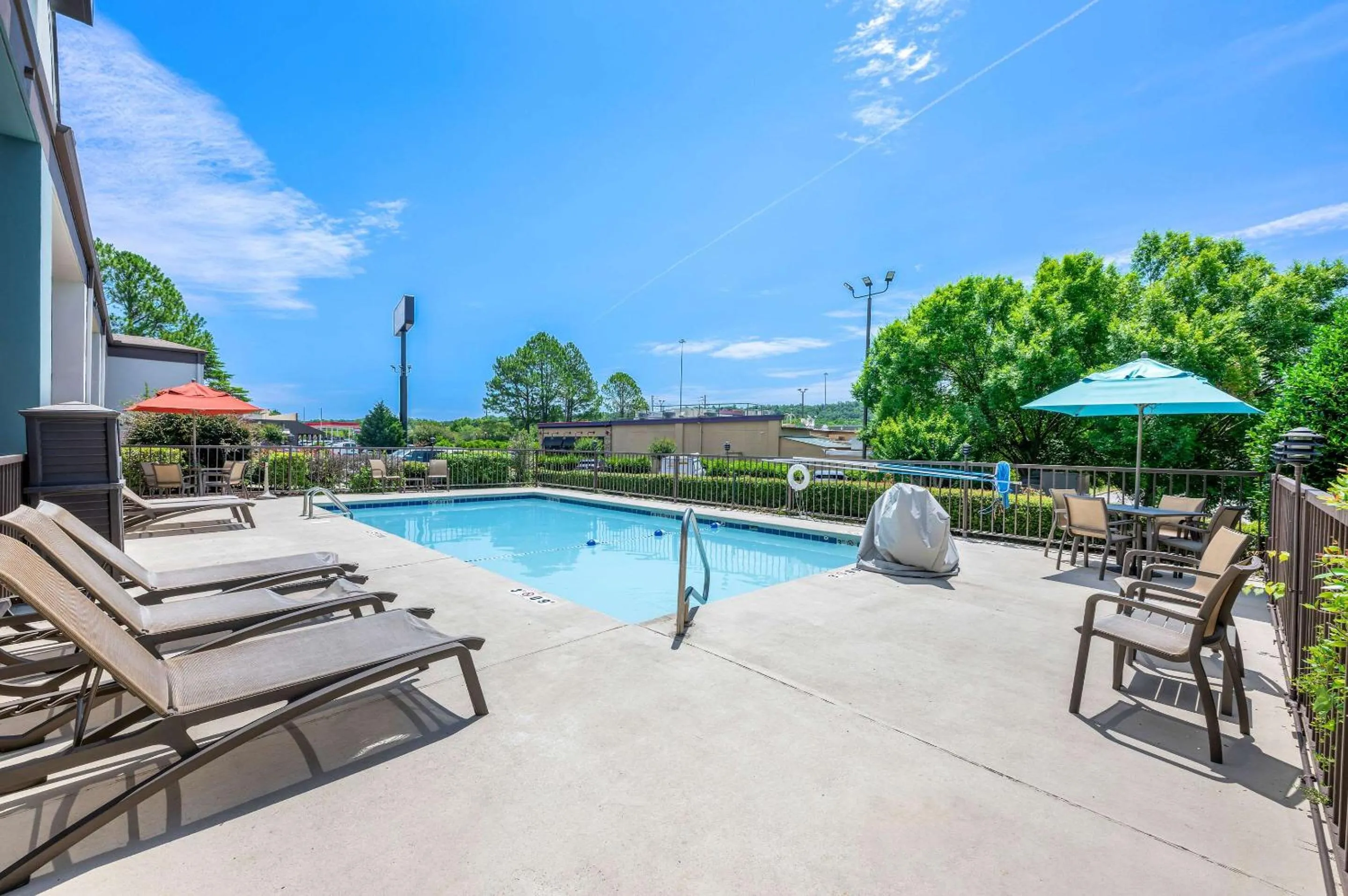 Swimming pool in Quality Inn Pelham I-65 exit 246