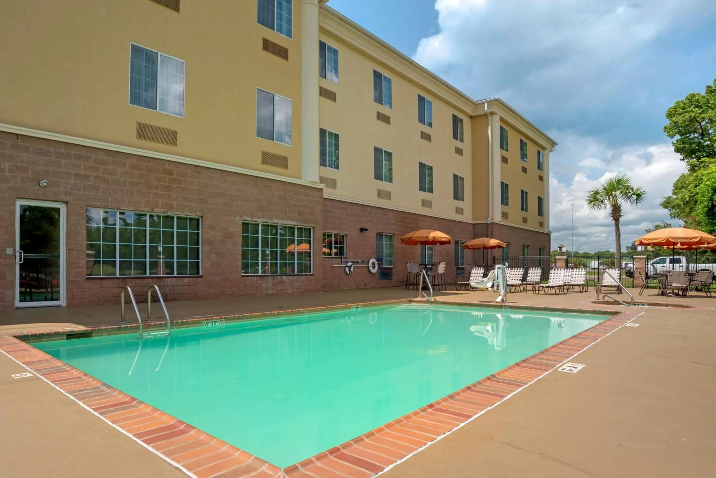 Swimming pool in Comfort Suites Alexandria North