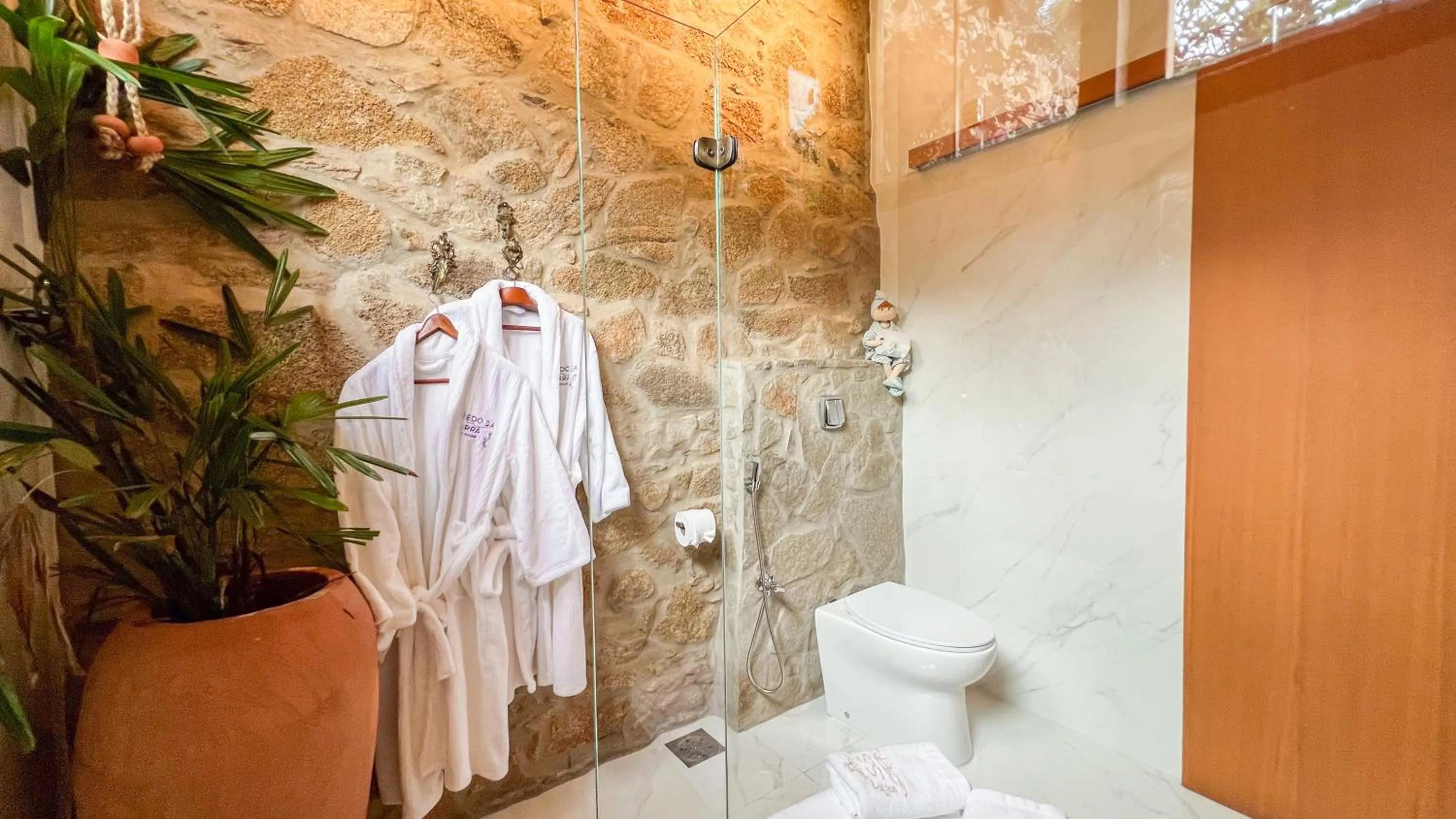 Toilet in Segredo da Serra Guest House