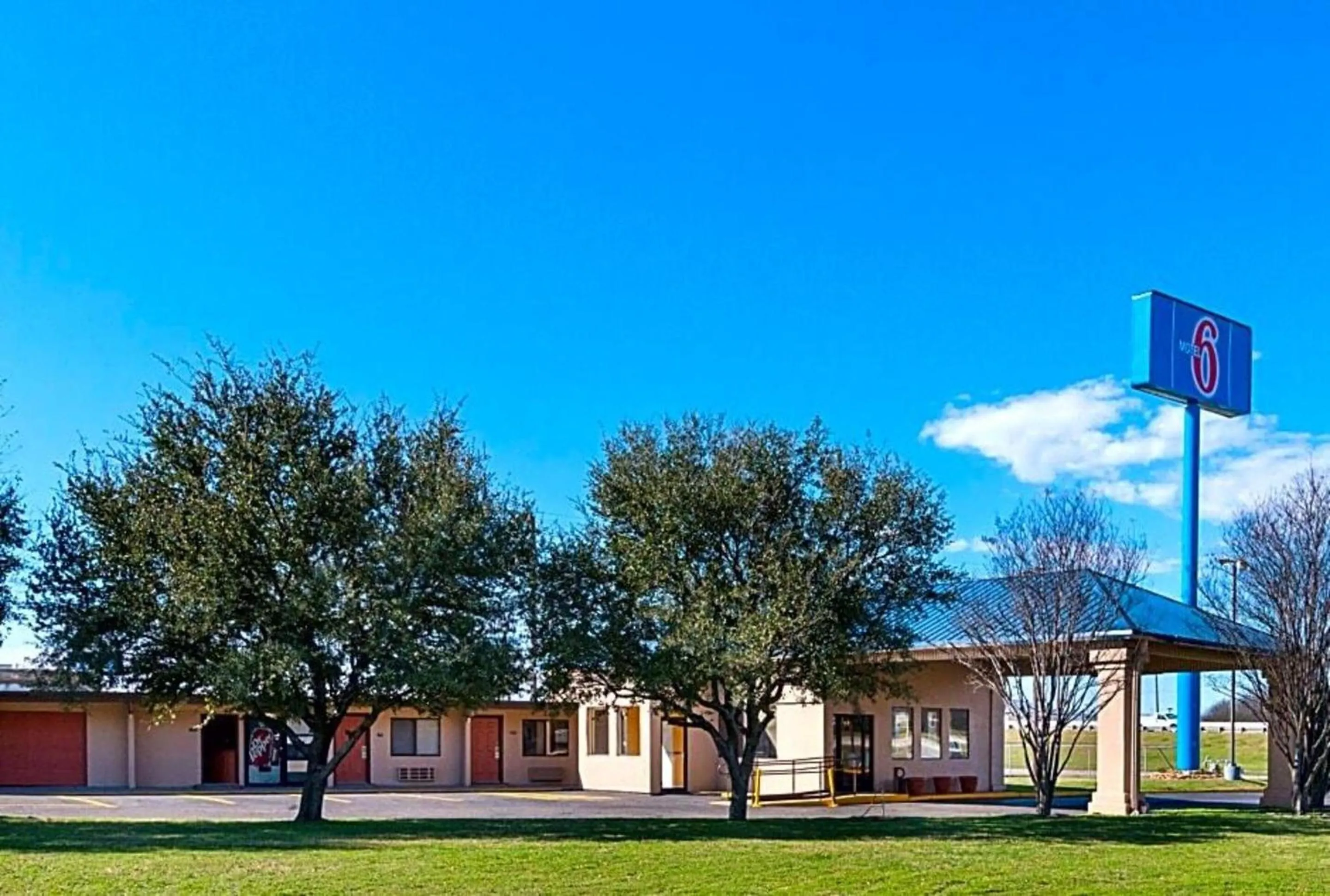 Property building in Motel 6-Waco, TX