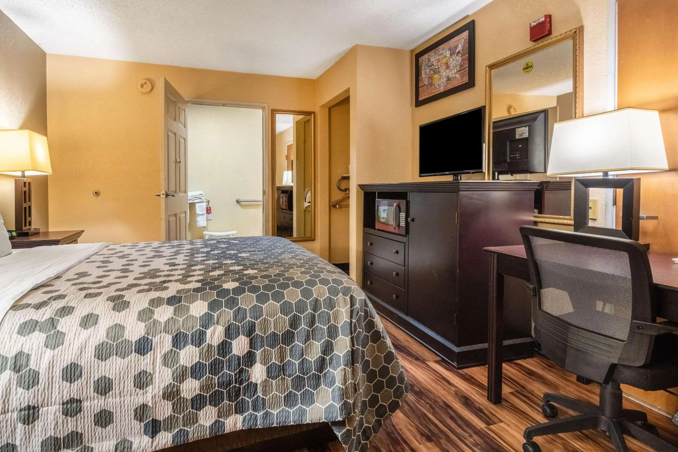 Photo of the whole room, Bed in Econo Lodge Hillsboro I-35