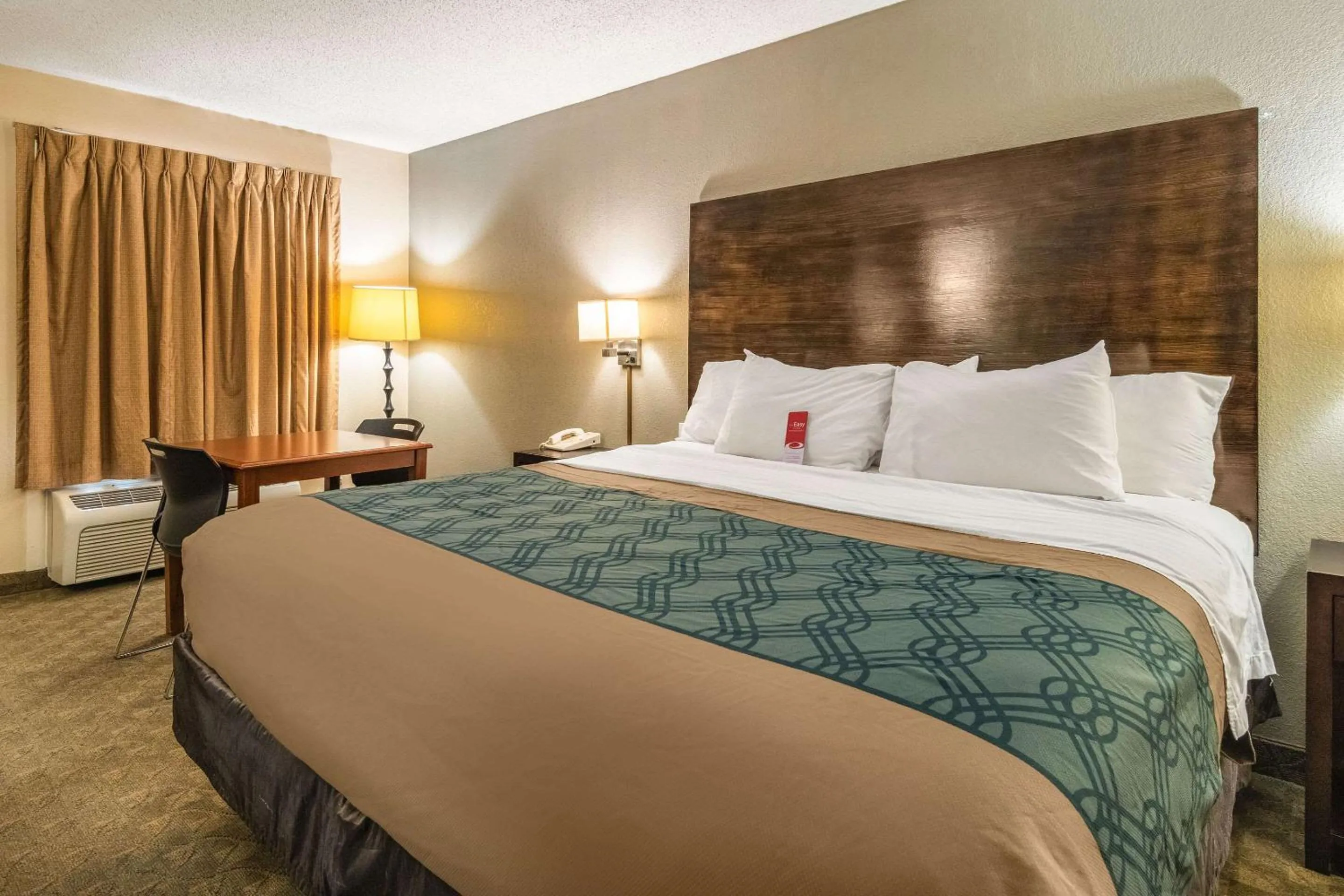 Photo of the whole room, Bed in Econo Lodge Hillsboro I-35