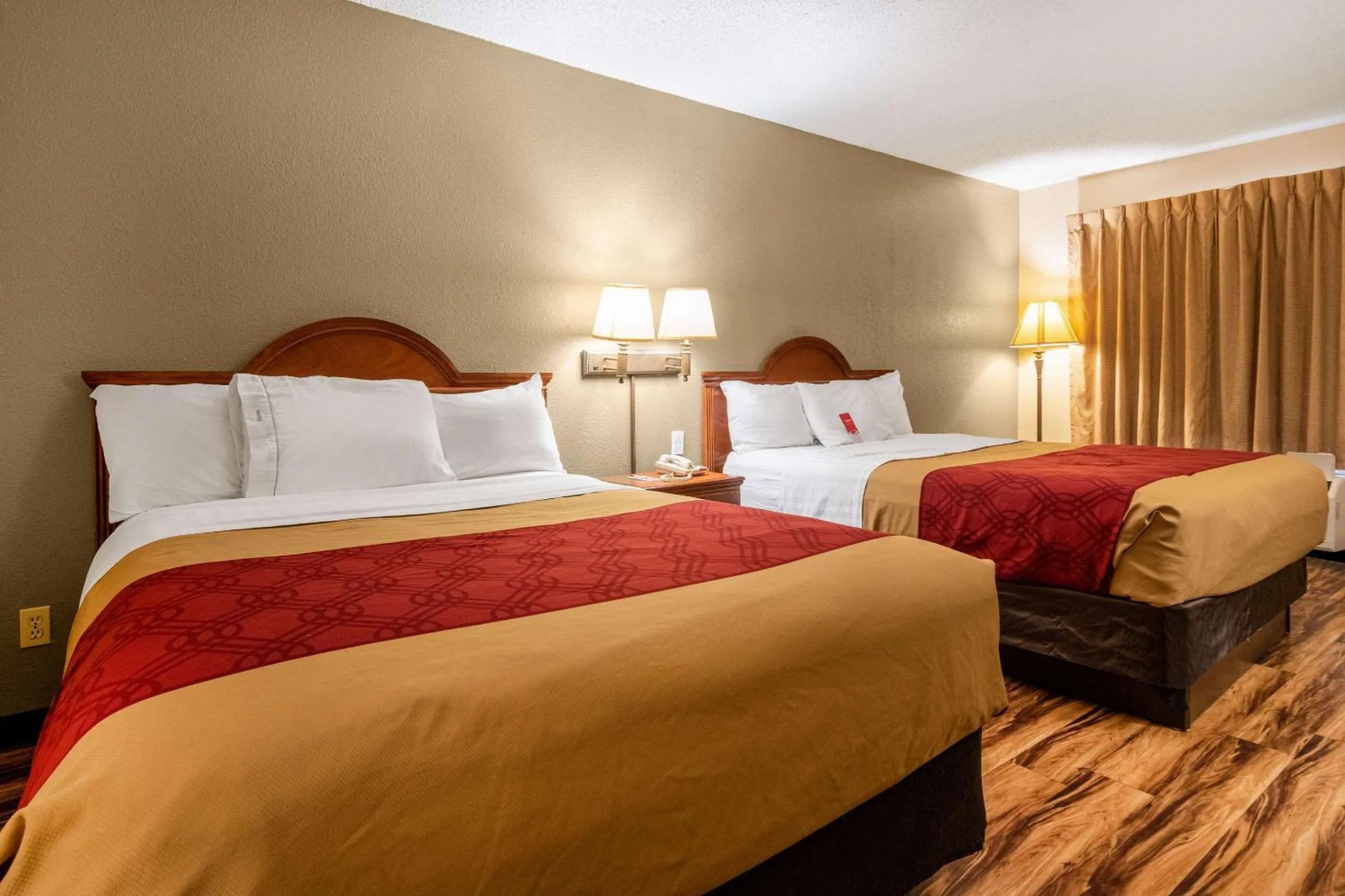 Photo of the whole room, Bed in Econo Lodge Hillsboro I-35