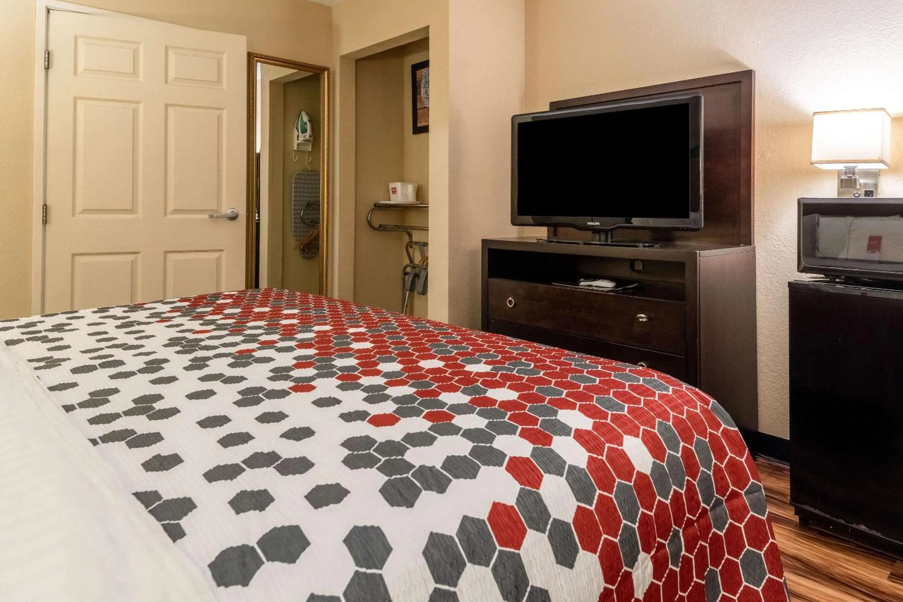 Photo of the whole room, Bed in Econo Lodge Hillsboro I-35