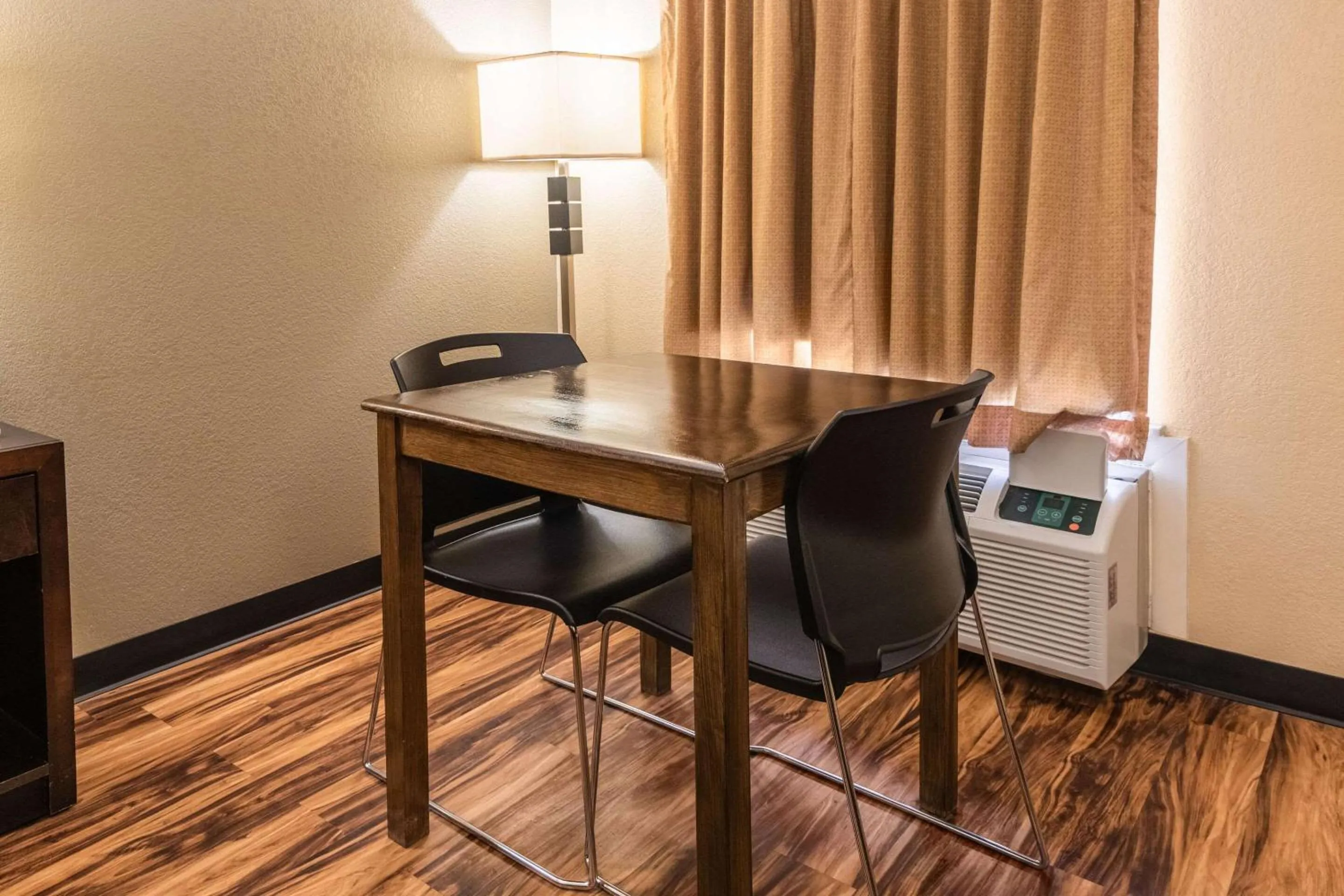 Photo of the whole room in Econo Lodge Hillsboro I-35