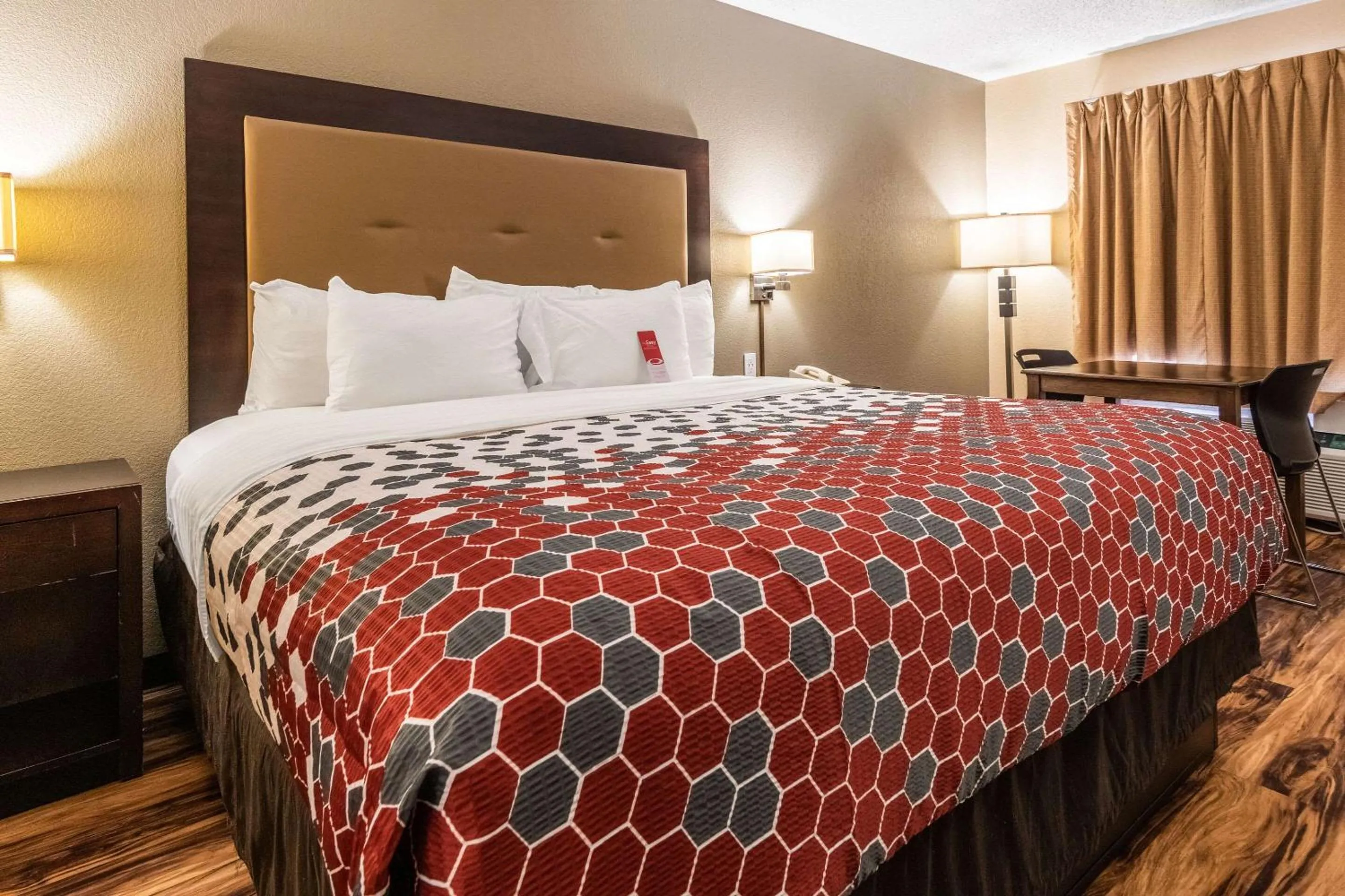 Photo of the whole room, Bed in Econo Lodge Hillsboro I-35