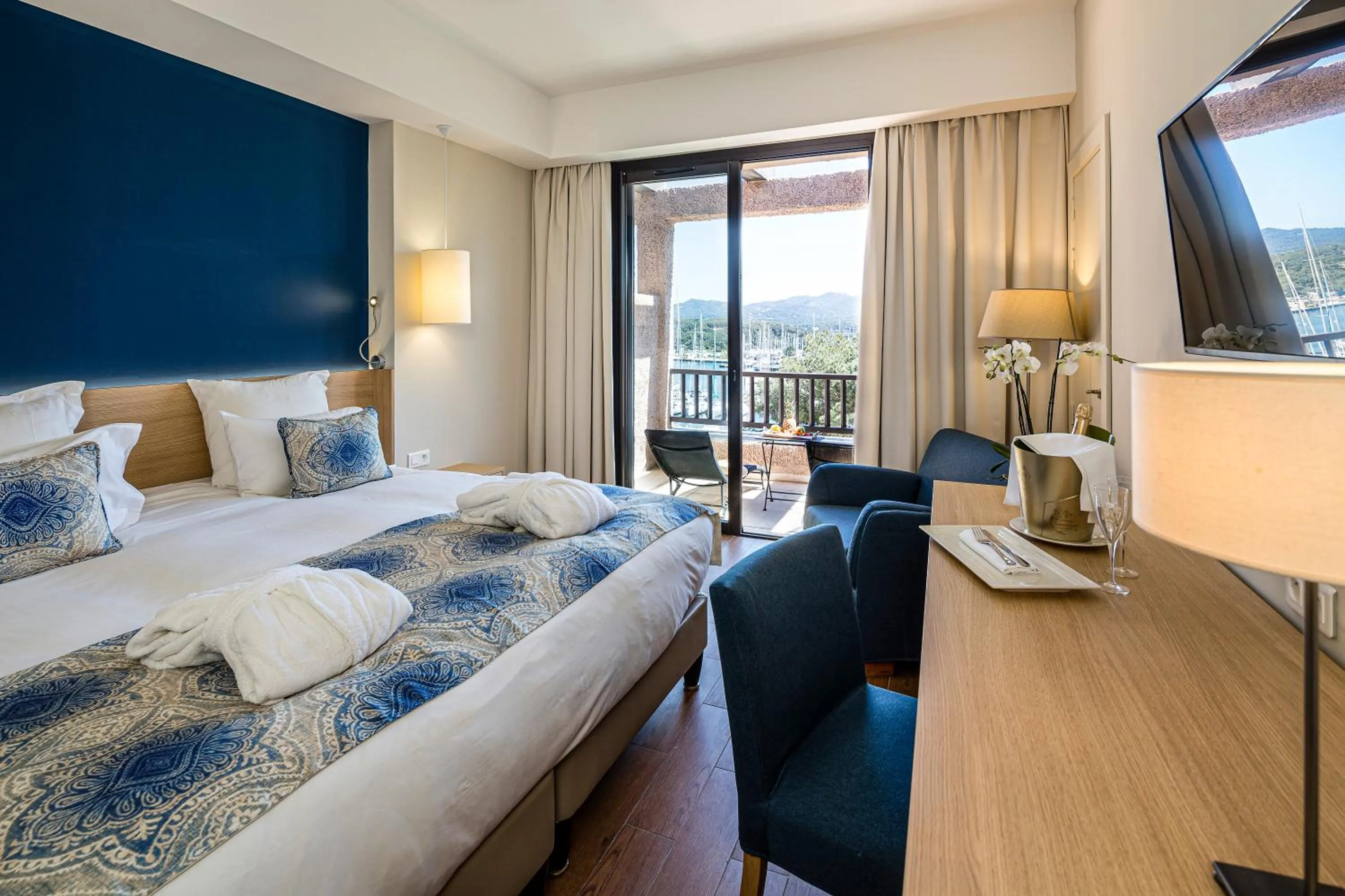 Balcony/Terrace, Bed in Hôtel Helios & SPA - Ile des Embiez