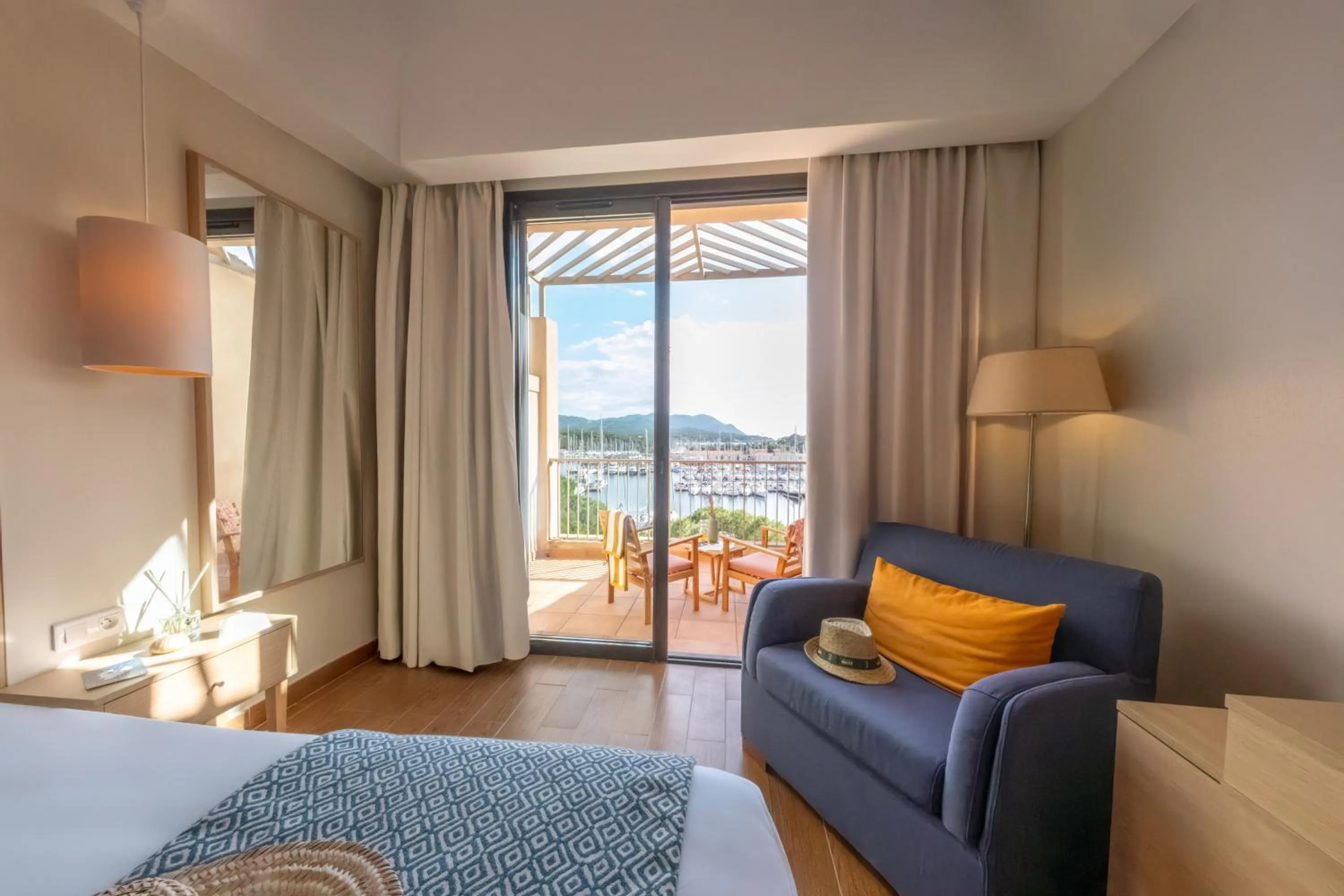 Balcony/Terrace, Bed in Hôtel Helios & SPA - Ile des Embiez