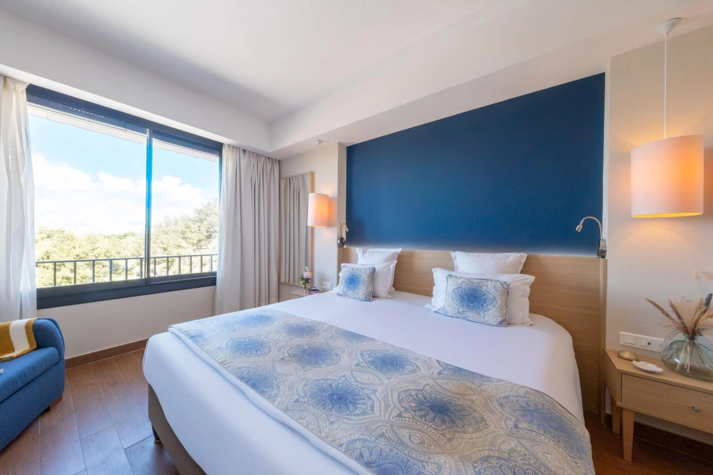 Bed in Hôtel Helios & SPA - Ile des Embiez