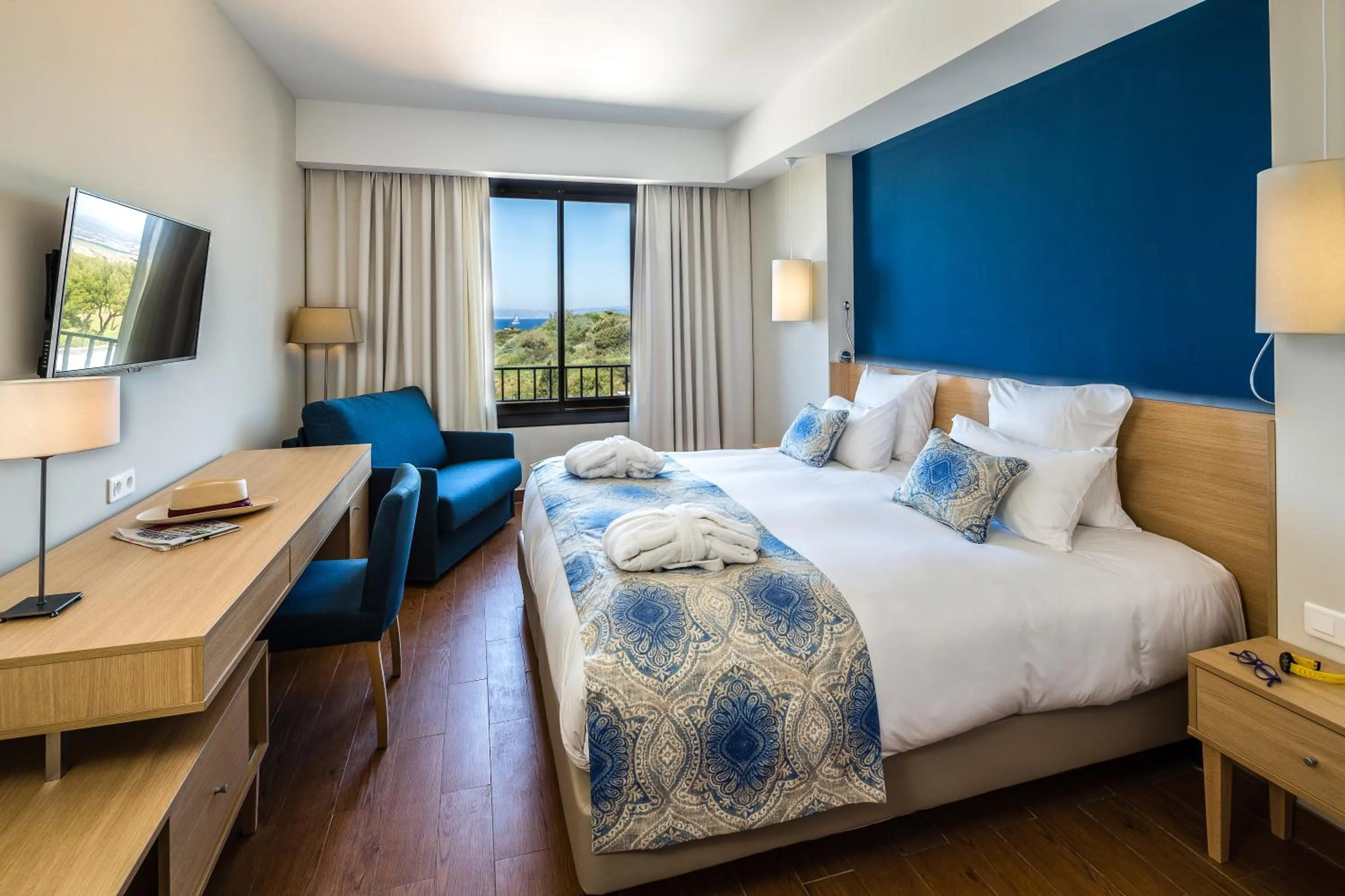 Photo of the whole room, Bed in Hôtel Helios & SPA - Ile des Embiez