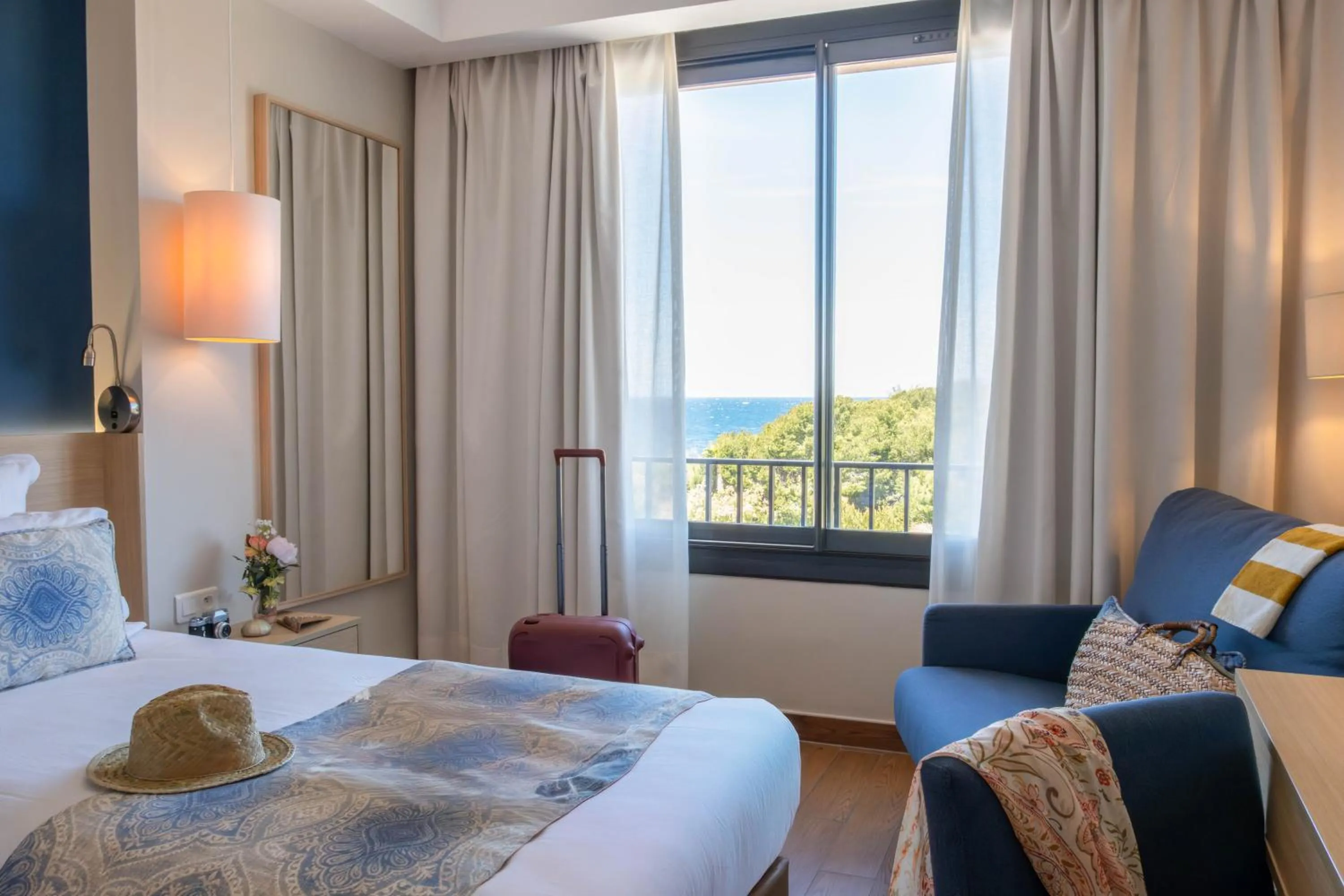 Bed in Hôtel Helios & SPA - Ile des Embiez