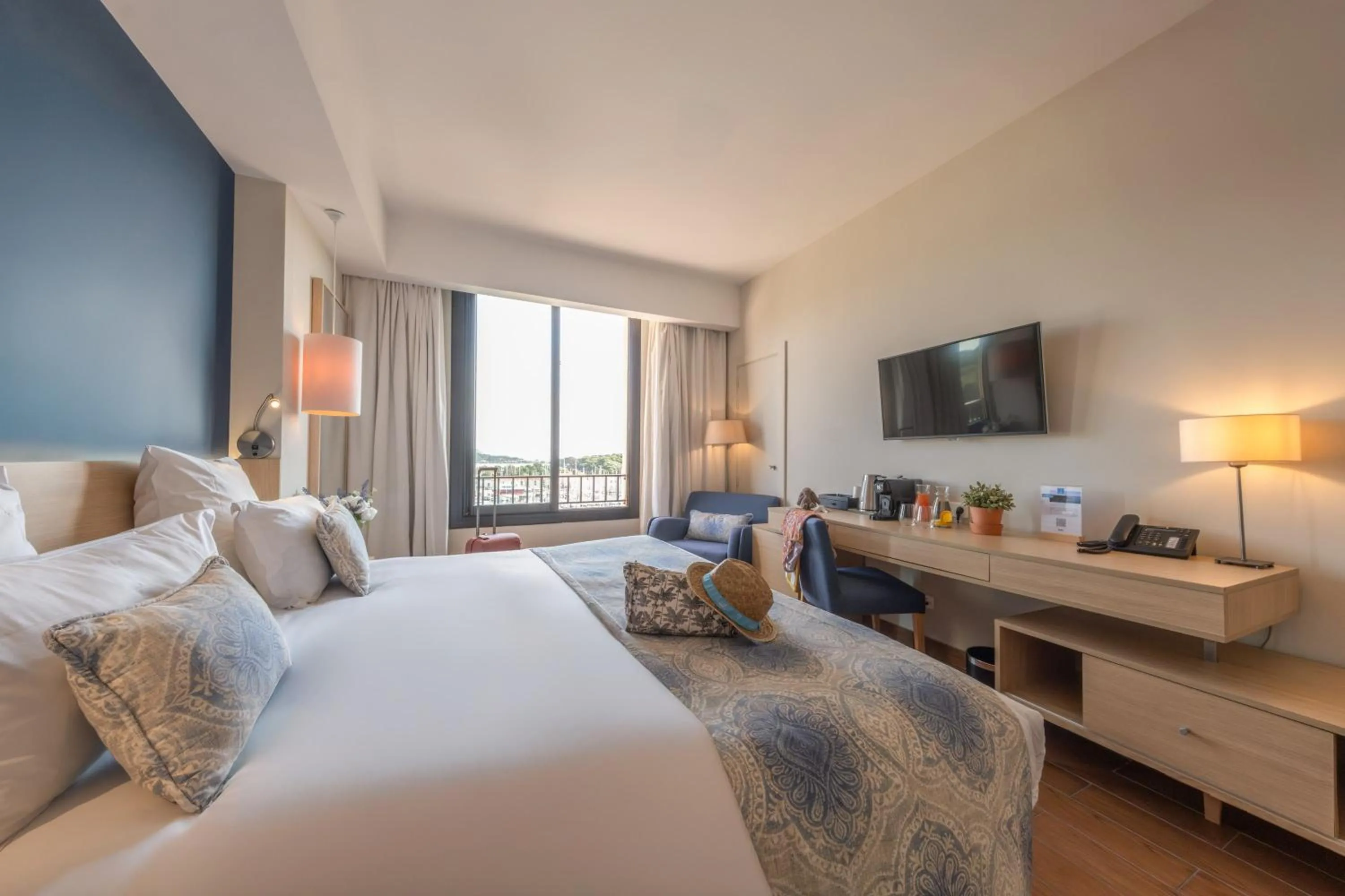 Bedroom, Bed in Hôtel Helios & SPA - Ile des Embiez