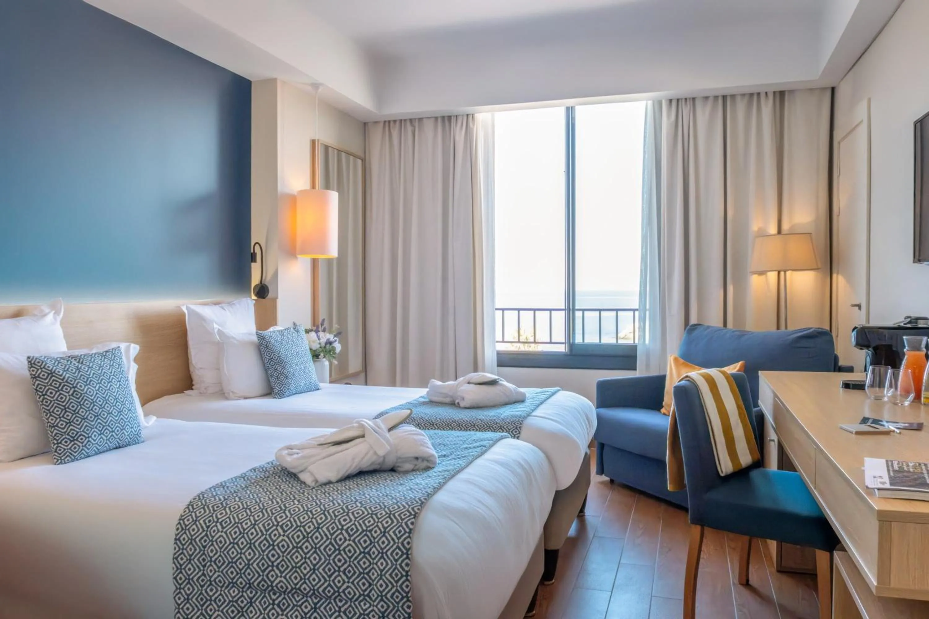 Bedroom, Bed in Hôtel Helios & SPA - Ile des Embiez