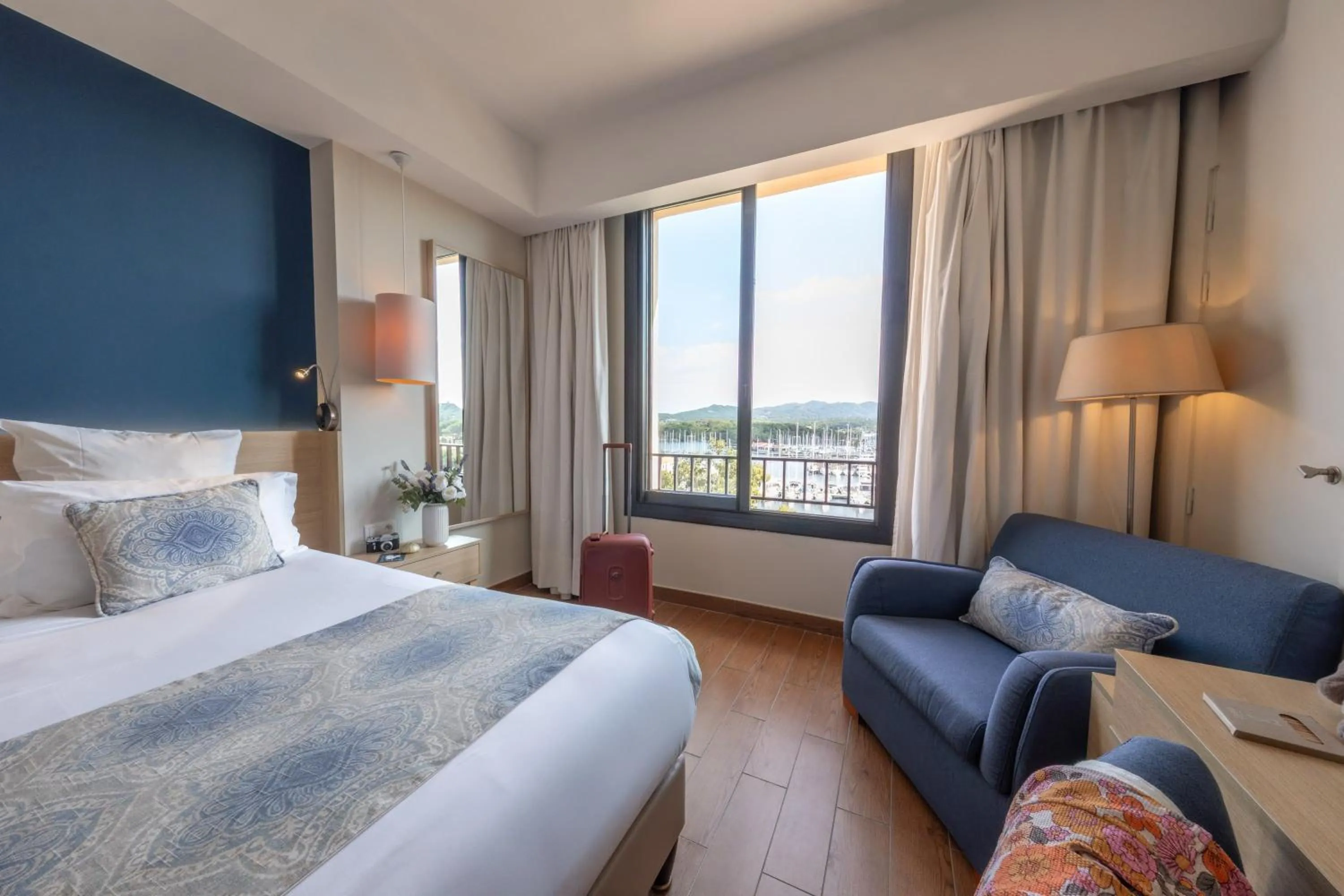 Bedroom, Bed in Hôtel Helios & SPA - Ile des Embiez