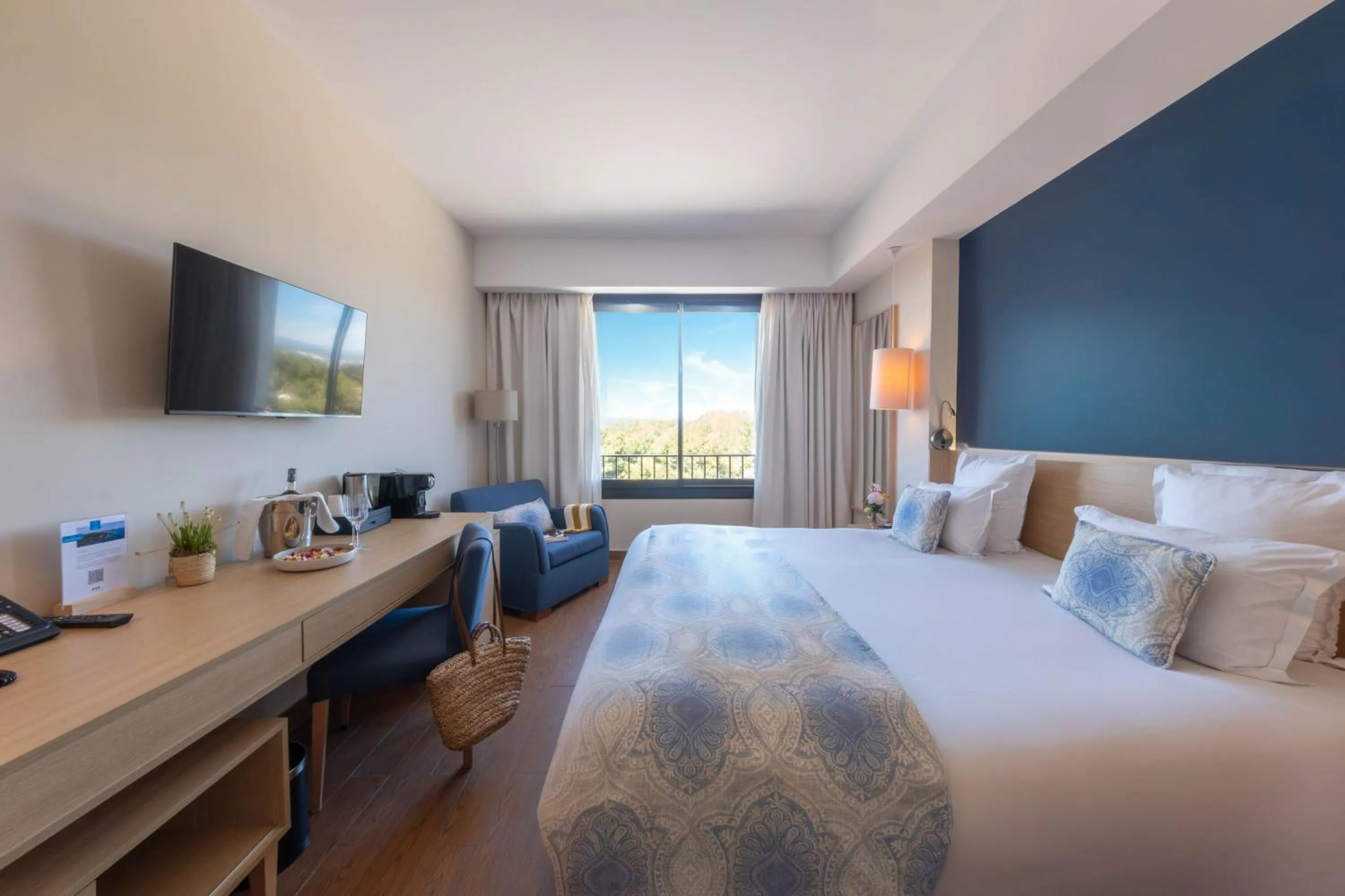 Bed in Hôtel Helios & SPA - Ile des Embiez