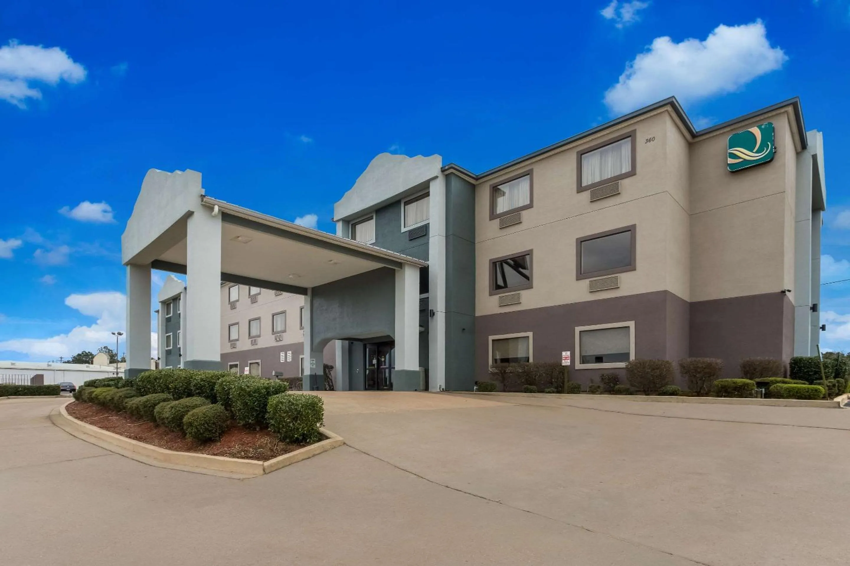 Property building in Quality Inn & Suites Pearl-Jackson