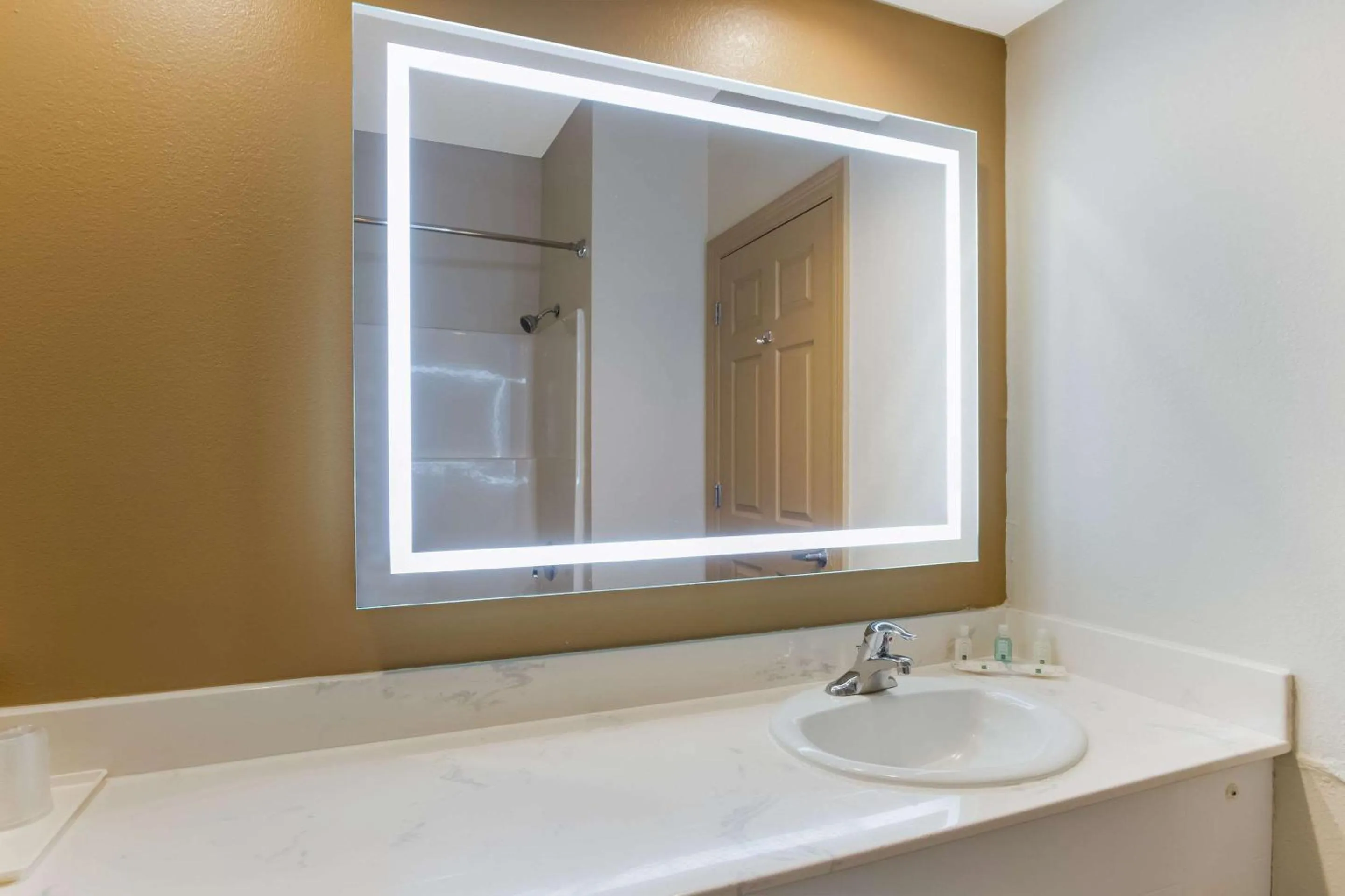 Bedroom in Quality Inn & Suites Pearl-Jackson