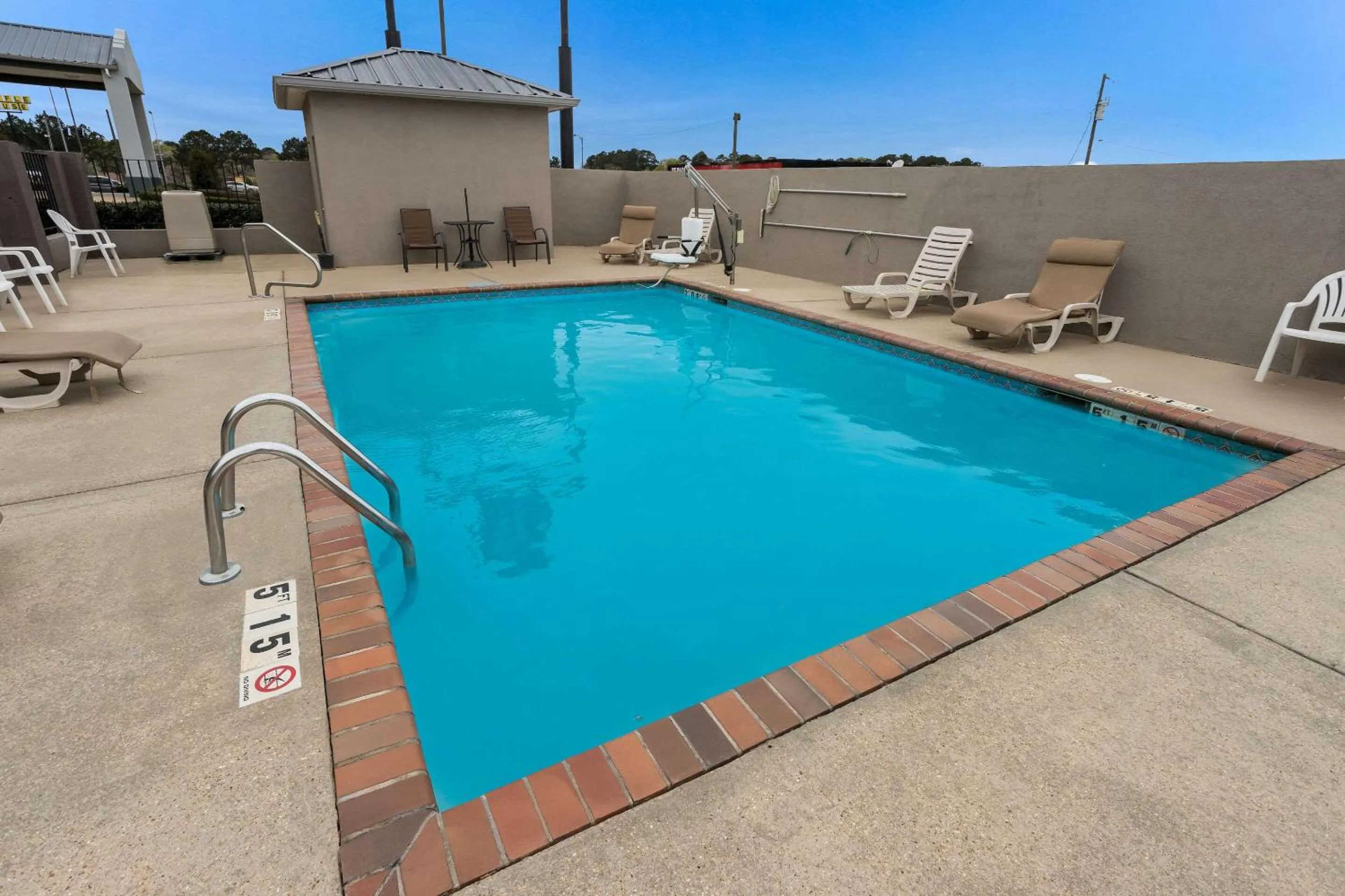 Swimming pool in Quality Inn & Suites Pearl-Jackson