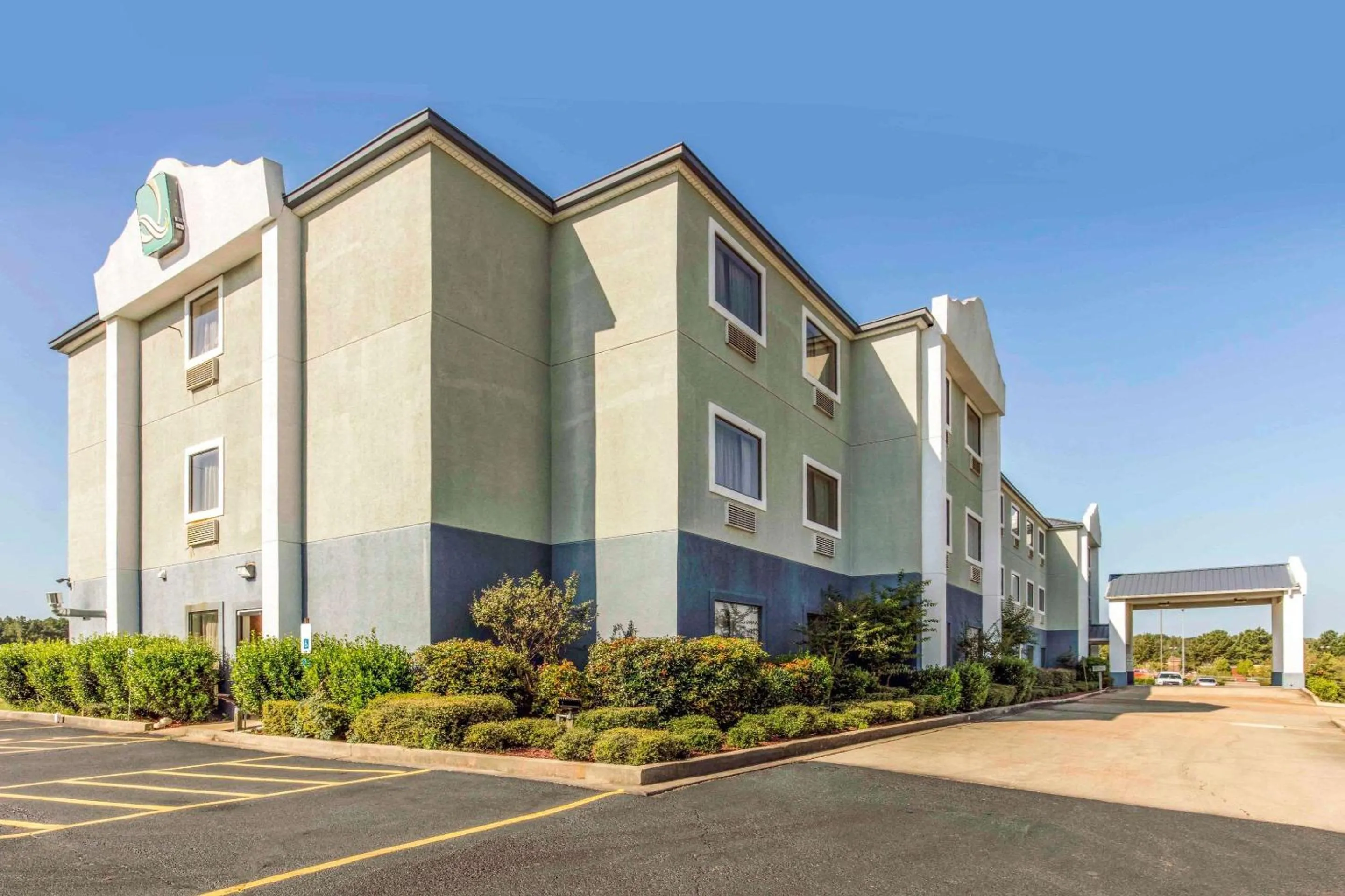 Property building in Quality Inn & Suites Pearl-Jackson