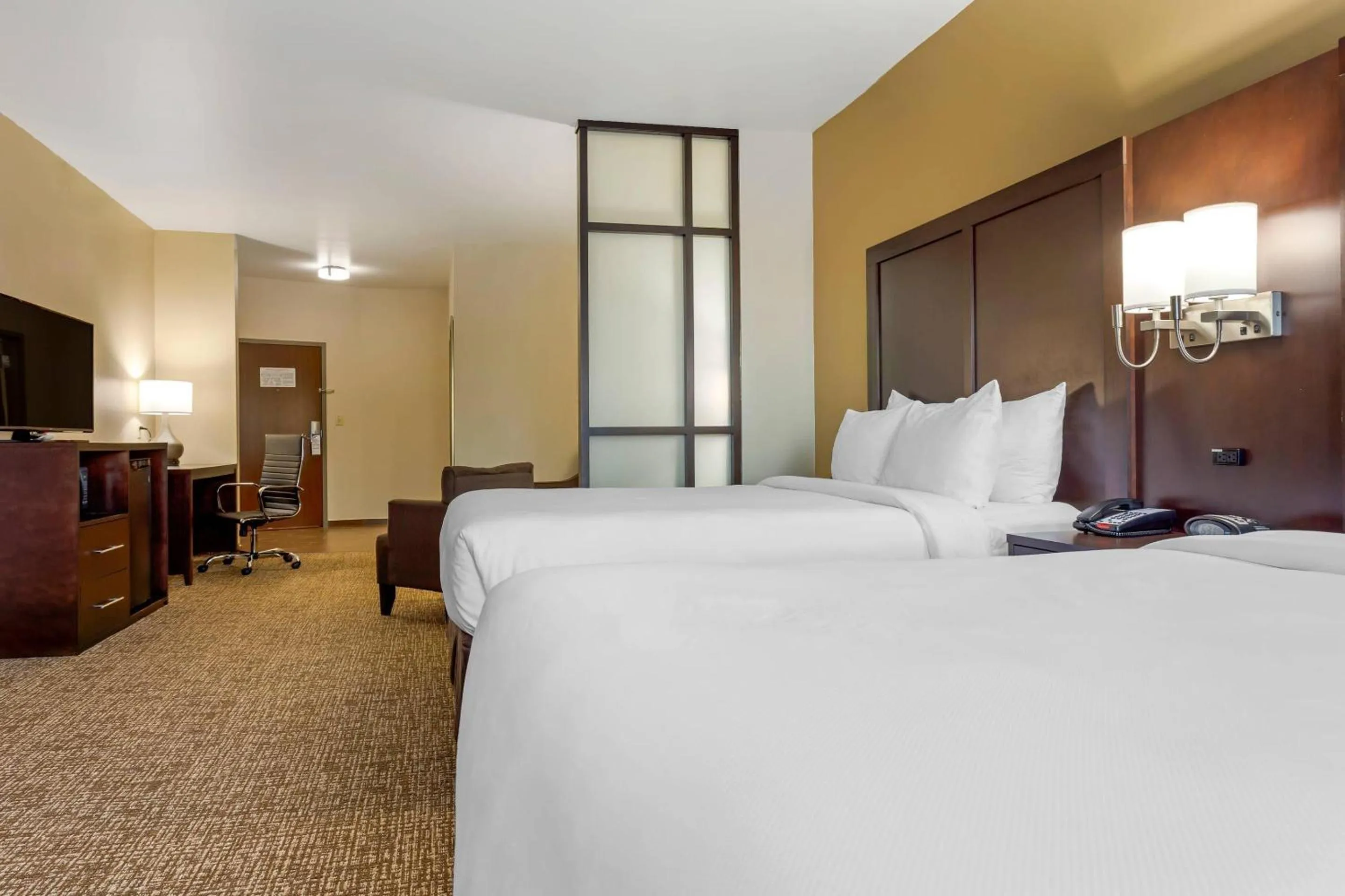 Bedroom, Bed in Comfort Suites Little Rock West