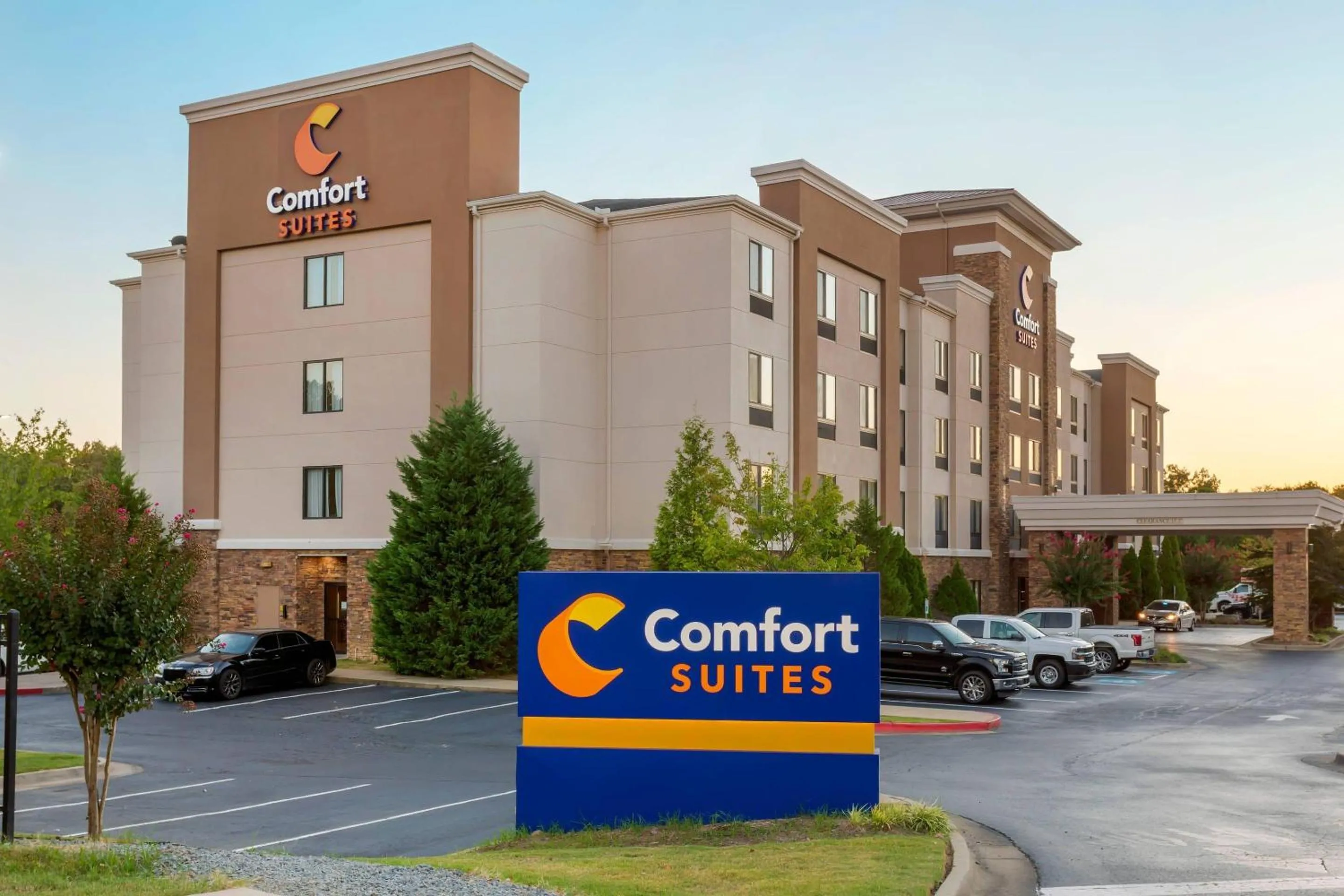 Property building in Comfort Suites Little Rock West