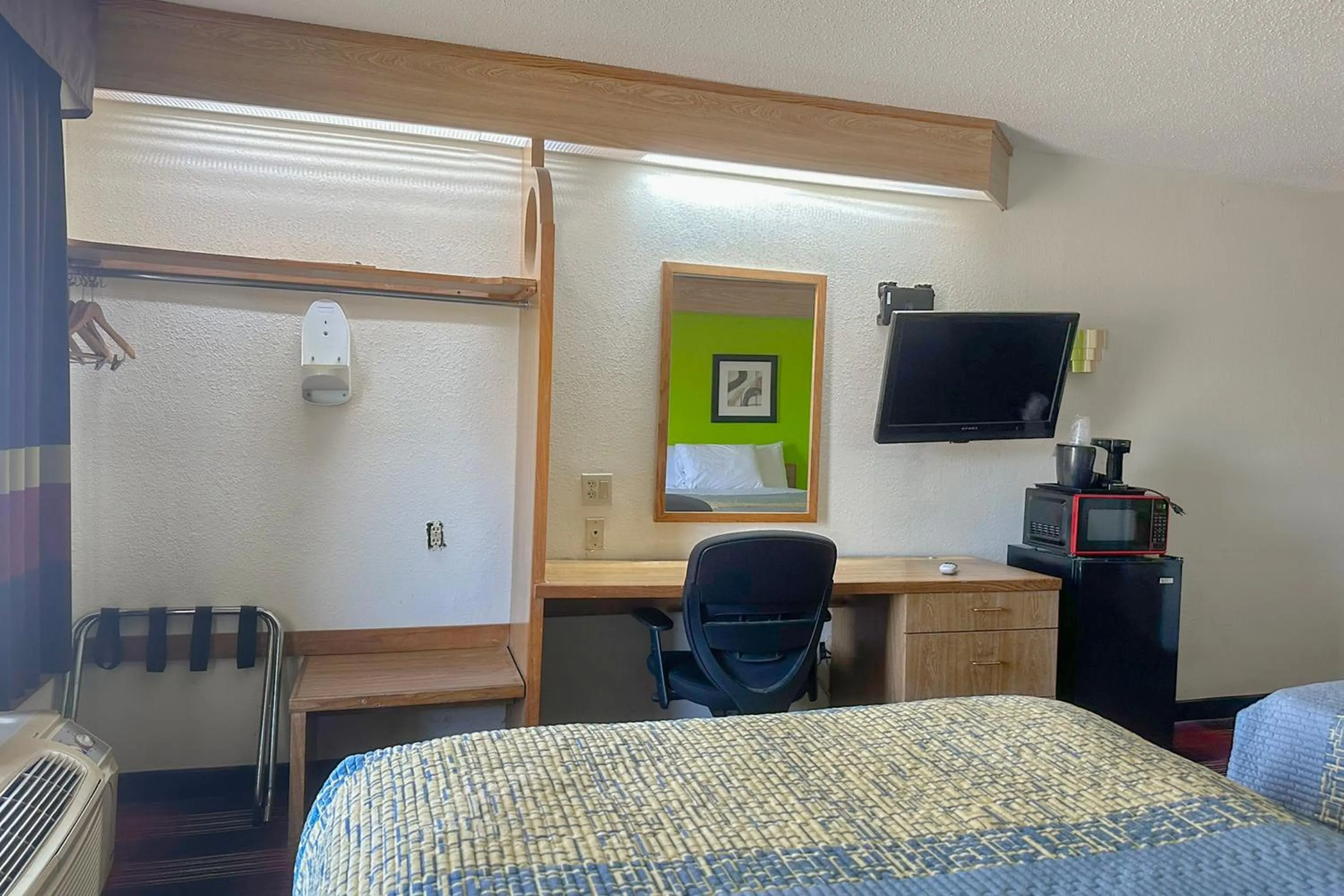 Bedroom, Bed in Classic Inn By Townhouse American Way Memphis I 240