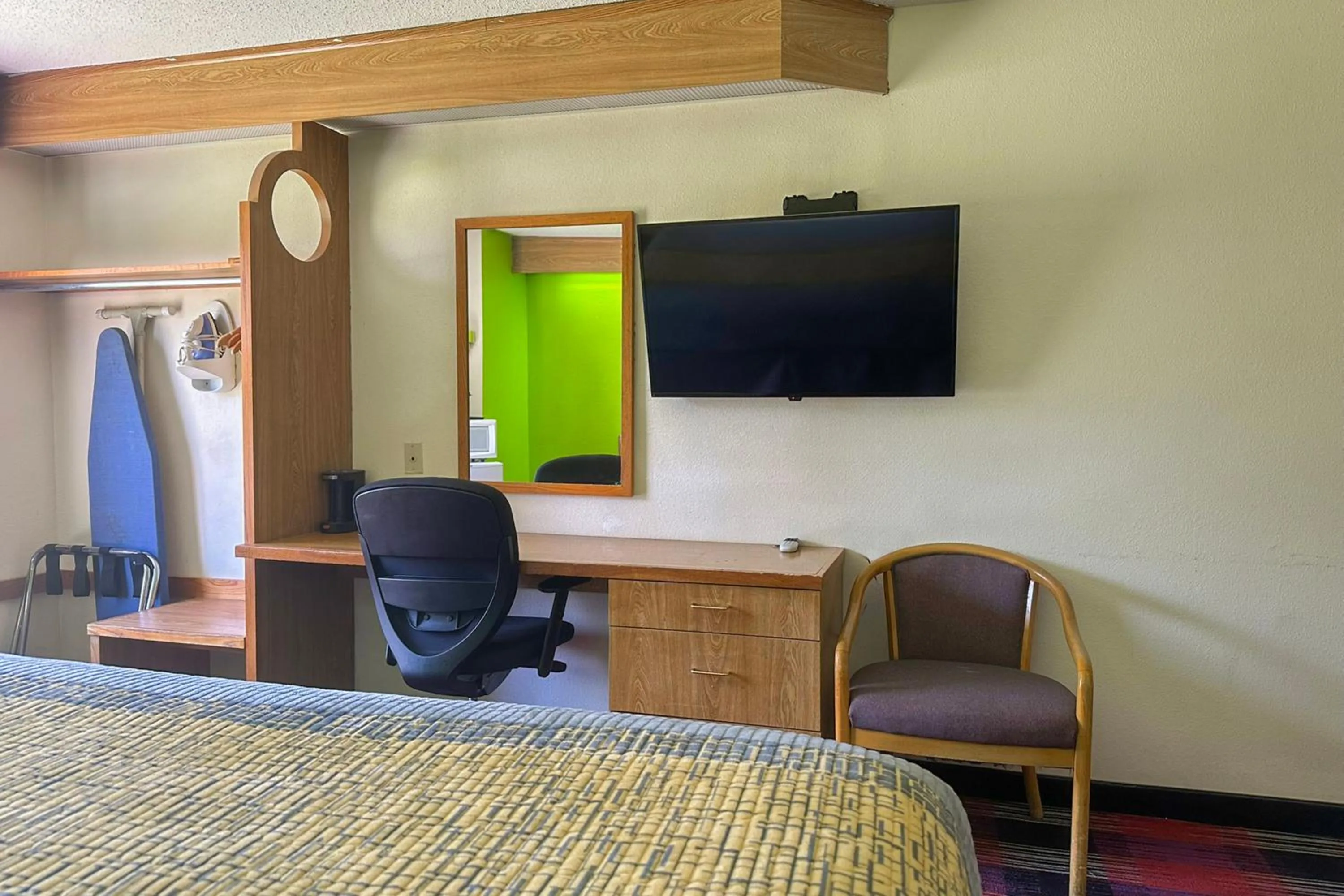 Bedroom in Classic Inn By Townhouse American Way Memphis I 240