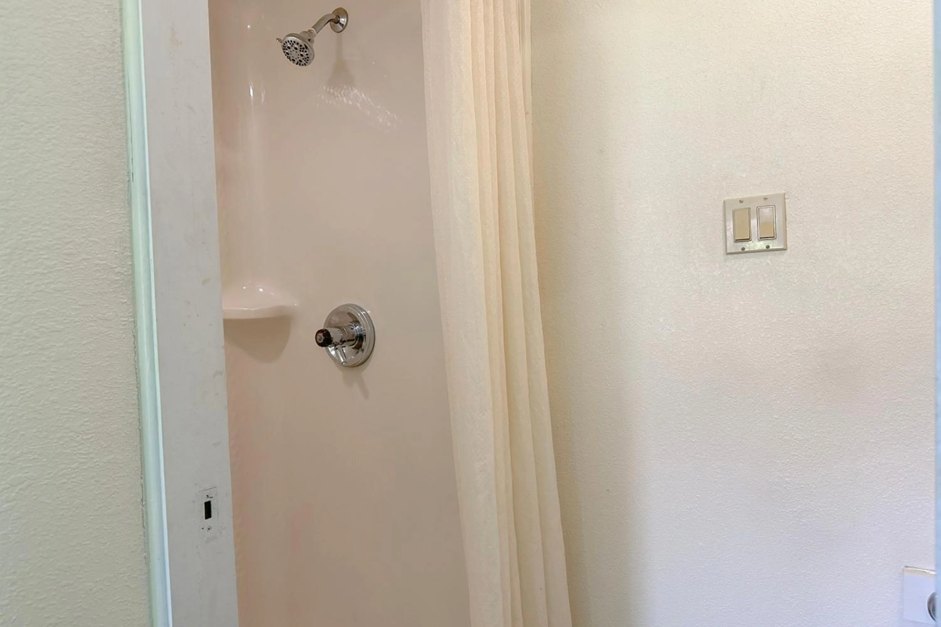 Shower in Classic Inn By Townhouse American Way Memphis I 240
