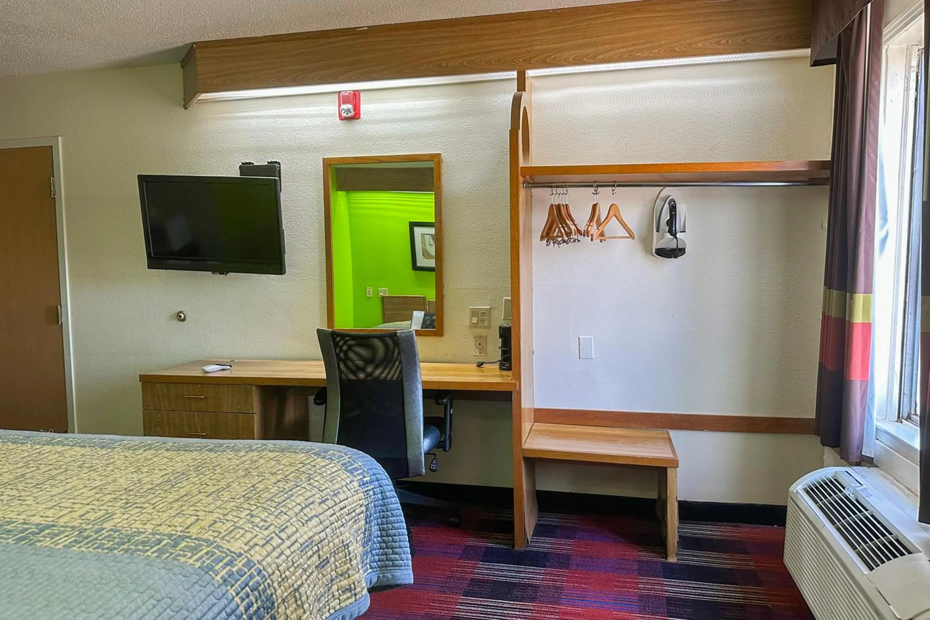 Bedroom, Bed in Classic Inn By Townhouse American Way Memphis I 240