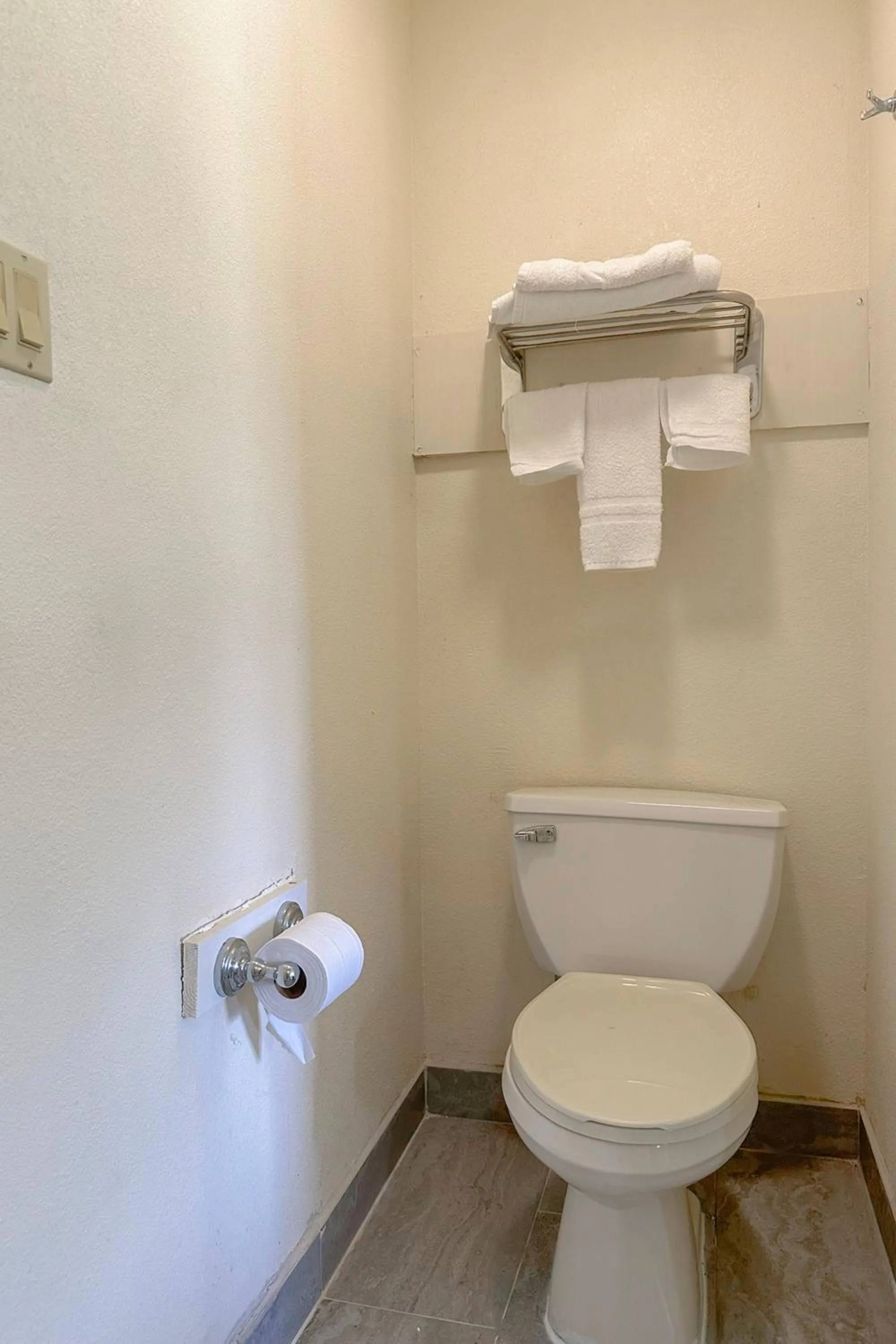 Bathroom in Classic Inn By Townhouse American Way Memphis I 240